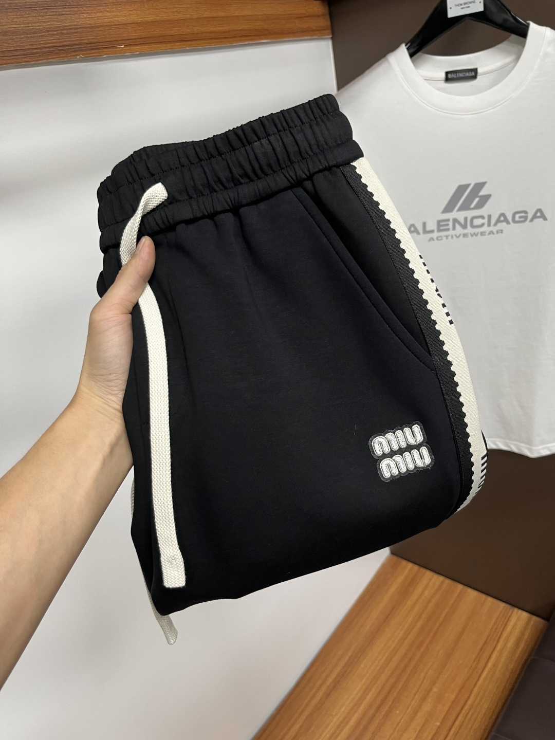 NO:539188,Miumiu 2025ss autumn counter new products are on the market simultaneously. The original customized high-quality fashionable casual pants are super versatile. Exclusively customized - imported high-end cotton fabric, delicate and soft, close and comfortable, and super stylish on the upper body! The latest hardware and accessories of the original custom counter. Super beautiful style, long legs on the upper body, impeccable inner and lined, you can attend any occasion. QDX25 once again emphasizes that the fabric is very, very classy! Code number M-4XL, miumiu, alexander wang19860909miumiu 2025ss秋季专柜新品同步上市.原单订制高品质时尚休闲裤.超级百搭款.独家定制-进口高端绵面料,手感细腻柔软,贴身舒适,上身超有型！原版定制专柜最新五金辅料.超靓版型、上身显腿修长,內里,走线都无可挑剔,任何场合都可出席,QDX25再次强调面料非常非常显档次！码数M-4XL,,miumiu,alexander wang,Men's clothing