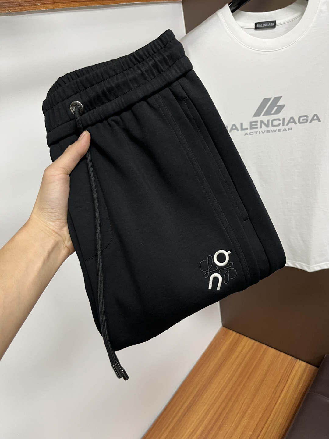 NO:539189,Luo Yiwei's new products in the 2025ss autumn counter are on the market simultaneously. The original customized high-quality fashionable casual pants are super versatile. Exclusively customized - imported high-end cotton fabric, delicate and soft, close and comfortable, and super stylish on the upper body! The latest hardware and accessories of the original custom counter. Super beautiful style, long legs on the upper body, impeccable inner and lined, you can attend any occasion. QDX25 once again emphasizes that the fabric is very, very classy! Code number M-4XL, loewe, alexander wang19860909罗意威 2025ss秋季专柜新品同步上市.原单订制高品质时尚休闲裤.超级百搭款.独家定制-进口高端绵面料,手感细腻柔软,贴身舒适,上身超有型！原版定制专柜最新五金辅料.超靓版型、上身显腿修长,內里,走线都无可挑剔,任何场合都可出席,QDX25再次强调面料非常非常显档次！码数M-4XL,,loewe,alexander wang,Men's clothing