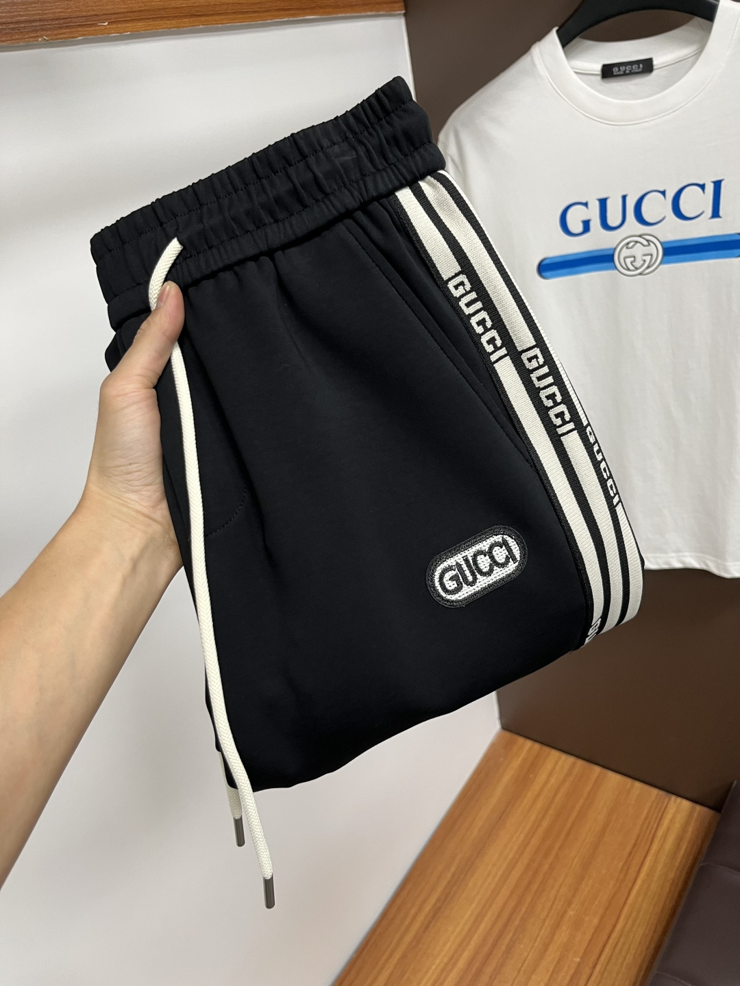 NO:599327,Gucci's new 2025ss autumn counter products are on the market simultaneously. High-quality fashionable casual pants made from original orders. Super versatile. Exclusively customized - imported high-end cotton fabrics, with a delicate and soft feel, comfortable close-fitting, and a super stylish upper body! The latest hardware accessories from the original customized counter. Super beautiful shape, long upper body and slender legs, impeccable lining and wiring, suitable for any occasion. QDX25 once again emphasizes that the fabric is very, very high-grade! Size M-4XL,,alexander wang19860909古奇 2025ss秋季专柜新品同步上市.原单订制高品质时尚休闲裤.超级百搭款.独家定制-进口高端绵面料,手感细腻柔软,贴身舒适,上身超有型！原版定制专柜最新五金辅料.超靓版型、上身显腿修长,內里,走线都无可挑剔,任何场合都可出席,QDX25再次强调面料非常非常显档次！码数M-4XL,,alexander wang,Men's clothing