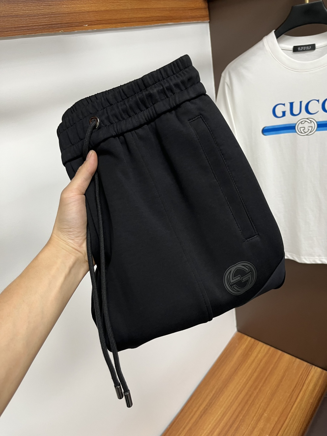 NO:539192,Guqi 2025ss autumn counter new products are on the market simultaneously. The original customized high-quality fashionable casual pants are super versatile. Exclusively customized - imported high-end cotton fabric, delicate and soft, close and comfortable, and super stylish on the upper body! The latest hardware and accessories of the original custom counter. Super beautiful style, long legs on the upper body, impeccable inner and lined, you can attend any occasion. QDX25 once again emphasizes that the fabric is very, very classy! Code number M-4XL, alexander wang19860909古奇 2025ss秋季专柜新品同步上市.原单订制高品质时尚休闲裤.超级百搭款.独家定制-进口高端绵面料,手感细腻柔软,贴身舒适,上身超有型！原版定制专柜最新五金辅料.超靓版型、上身显腿修长,內里,走线都无可挑剔,任何场合都可出席,QDX25再次强调面料非常非常显档次！码数M-4XL,,alexander wang,Men's clothing