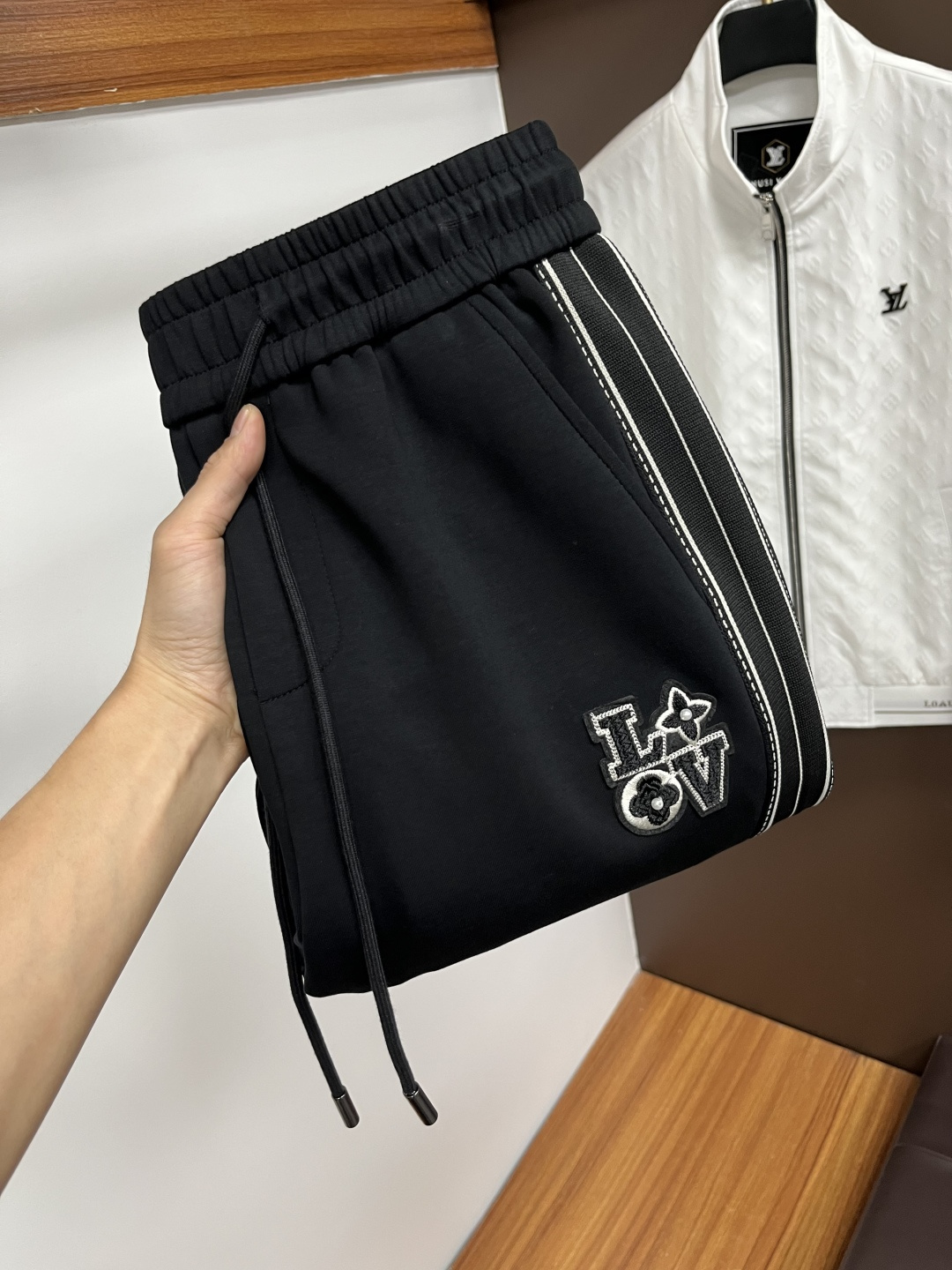 NO:598348,New products from LV ss autumn counters are on the market at the same time. High-quality fashionable casual pants made from original orders. Super versatile. Exclusively customized - imported high-end cotton fabrics, with a delicate and soft feel, comfortable close-fitting, and a super stylish upper body! The latest hardware accessories from the original customized counter. Super beautiful shape, long upper body and slender legs, impeccable lining and wiring, suitable for any occasion. QDX25 once again emphasizes that the fabric is very, very high-grade! Size M-4XL,,louis vuitton,alexander wang19860909LV ss秋季专柜新品同步上市.原单订制高品质时尚休闲裤.超级百搭款.独家定制-进口高端绵面料,手感细腻柔软,贴身舒适,上身超有型！原版定制专柜最新五金辅料.超靓版型、上身显腿修长,內里,走线都无可挑剔,任何场合都可出席,QDX25再次强调面料非常非常显档次！码数M-4XL,,louis vuitton,alexander wang,Men's clothing