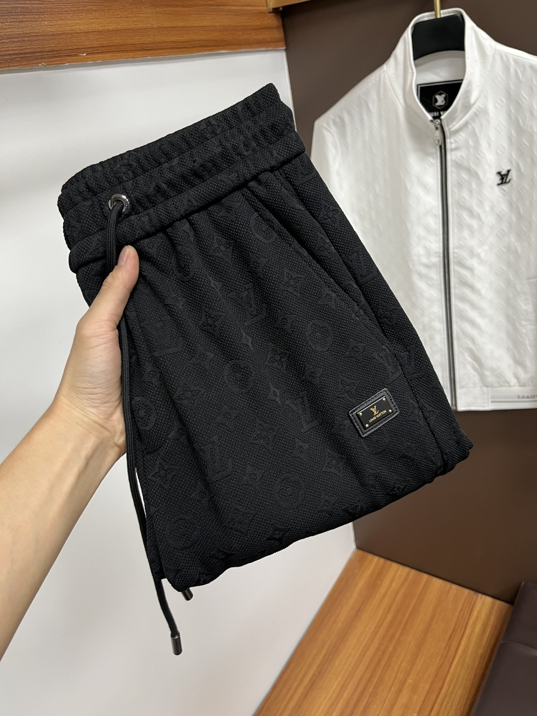 NO:598345,New products from LV ss autumn counters are on the market at the same time. High-quality fashionable casual pants made from original orders. Super versatile. Exclusively customized - imported high-end cotton fabrics, with a delicate and soft feel, comfortable close-fitting, and a super stylish upper body! The latest hardware accessories from the original customized counter. Super beautiful shape, long upper body and slender legs, impeccable lining and wiring, suitable for any occasion. QDX25 once again emphasizes that the fabric is very, very high-grade! Size M-4XL,,louis vuitton,alexander wang19860909LV ss秋季专柜新品同步上市.原单订制高品质时尚休闲裤.超级百搭款.独家定制-进口高端绵面料,手感细腻柔软,贴身舒适,上身超有型！原版定制专柜最新五金辅料.超靓版型、上身显腿修长,內里,走线都无可挑剔,任何场合都可出席,QDX25再次强调面料非常非常显档次！码数M-4XL,,louis vuitton,alexander wang,Men's clothing