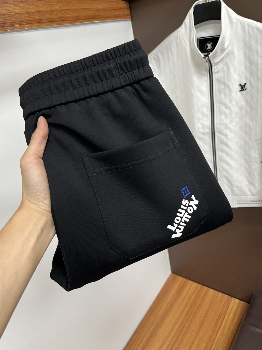 NO:540249,New products of LV ss autumn counters are on the market simultaneously. The original customized high-quality fashionable casual pants are super versatile. Exclusively customized - imported high-end cotton fabric, delicate and soft, close and comfortable, and super stylish on the upper body! The latest hardware and accessories of the original custom counter. Super beautiful style, long legs on the upper body, impeccable inner and lined, you can attend any occasion. QDX25 once again emphasizes that the fabric is very, very classy! Code number M-4XL, louis vuitton,alexander wang19860909LV ss秋季专柜新品同步上市.原单订制高品质时尚休闲裤.超级百搭款.独家定制-进口高端绵面料,手感细腻柔软,贴身舒适,上身超有型！原版定制专柜最新五金辅料.超靓版型、上身显腿修长,內里,走线都无可挑剔,任何场合都可出席,QDX25再次强调面料非常非常显档次！码数M-4XL,,louis vuitton,alexander wang,Men's clothing