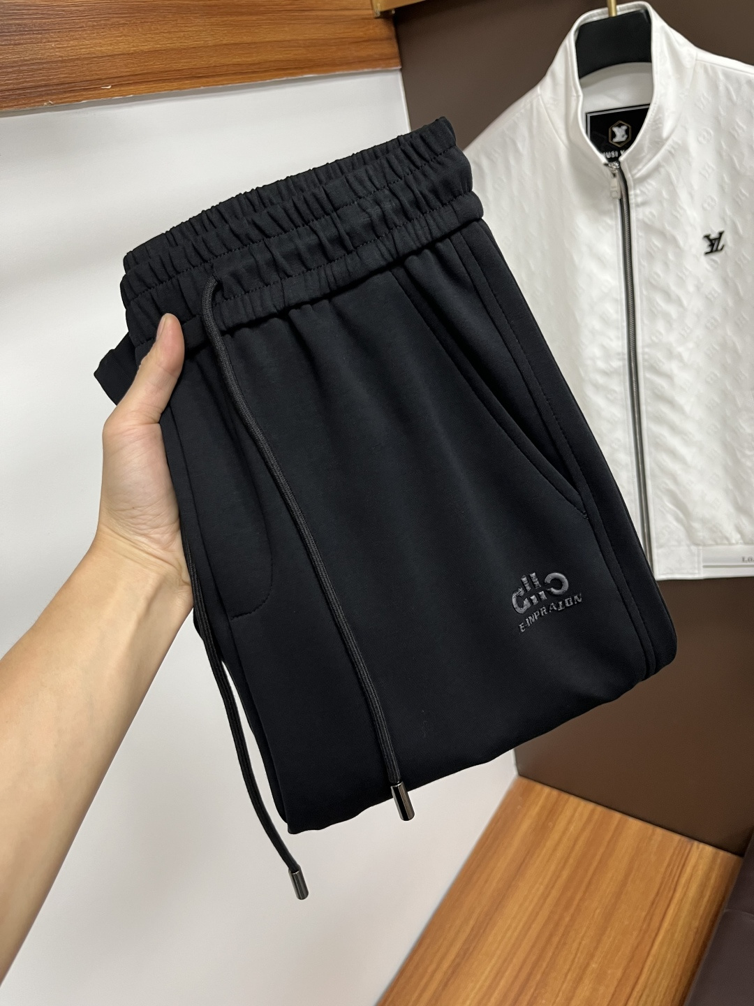 NO:540251,Alo SS autumn counter new products are on the market simultaneously. The original customized high-quality fashionable casual pants are super versatile. Exclusively customized - imported high-end cotton fabric, delicate and soft, close and comfortable, and super stylish on the upper body! The latest hardware and accessories of the original custom counter. Super beautiful style, long legs on the upper body, impeccable inner and lined, you can attend any occasion. QDX25 once again emphasizes that the fabric is very, very classy! Code number M-4XL, alexander wang19860909alo ss秋季专柜新品同步上市.原单订制高品质时尚休闲裤.超级百搭款.独家定制-进口高端绵面料,手感细腻柔软,贴身舒适,上身超有型！原版定制专柜最新五金辅料.超靓版型、上身显腿修长,內里,走线都无可挑剔,任何场合都可出席,QDX25再次强调面料非常非常显档次！码数M-4XL,,alexander wang,Men's clothing