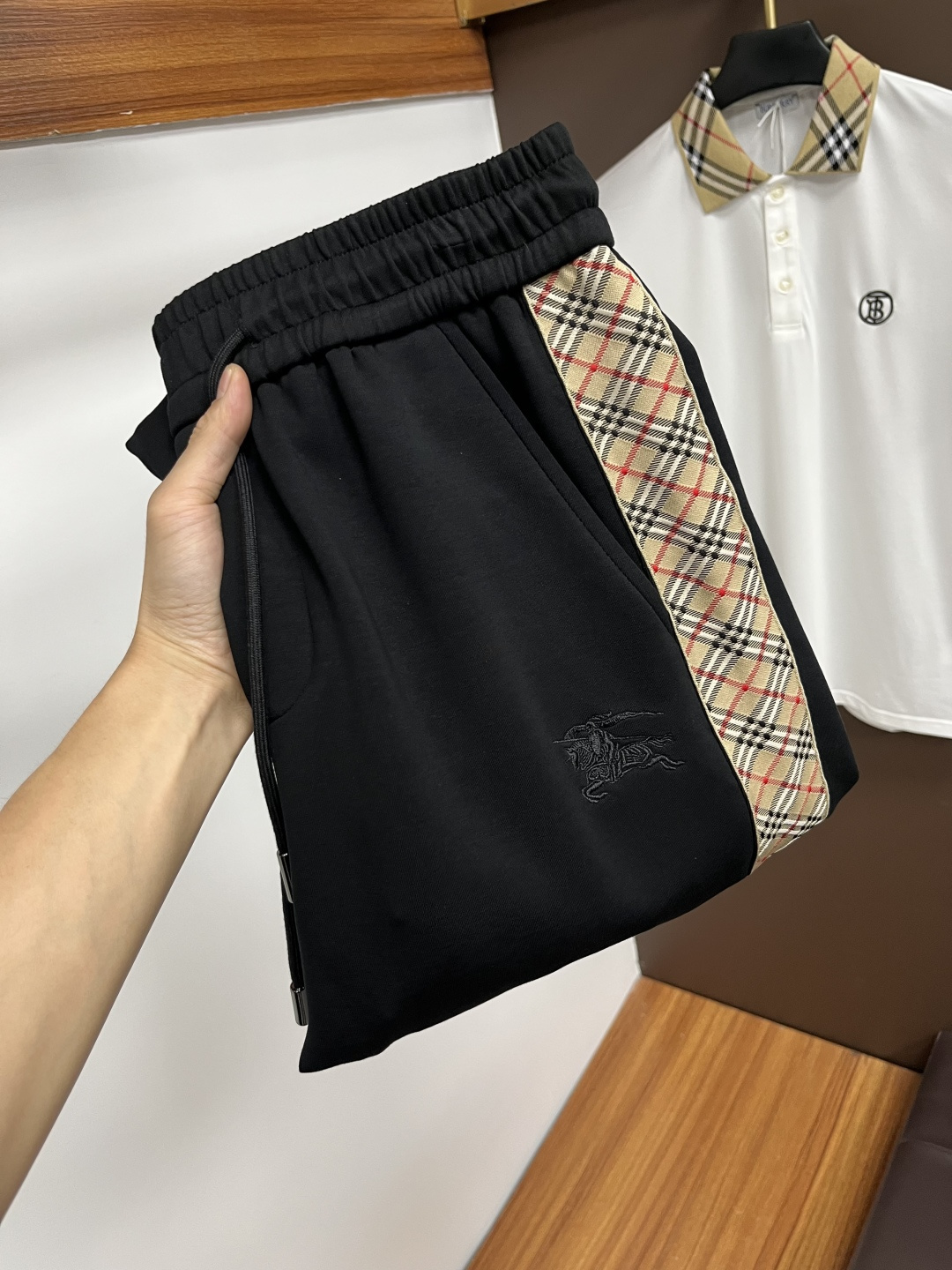 NO:540253,The new products of Burberry SS autumn counter are on the market simultaneously. The original customized high-quality fashionable casual pants are super versatile. Exclusively customized - imported high-end cotton fabric, delicate and soft, close and comfortable, and super stylish on the upper body! The latest hardware and accessories of the original custom counter. Super beautiful style, long legs on the upper body, impeccable inner and lined, you can attend any occasion. QDX25 once again emphasizes that the fabric is very, very classy! Code number M-4XL, burberry, alexander wang19860909巴宝莉 ss秋季专柜新品同步上市.原单订制高品质时尚休闲裤.超级百搭款.独家定制-进口高端绵面料,手感细腻柔软,贴身舒适,上身超有型！原版定制专柜最新五金辅料.超靓版型、上身显腿修长,內里,走线都无可挑剔,任何场合都可出席,QDX25再次强调面料非常非常显档次！码数M-4XL,,burberry,alexander wang,Men's clothing