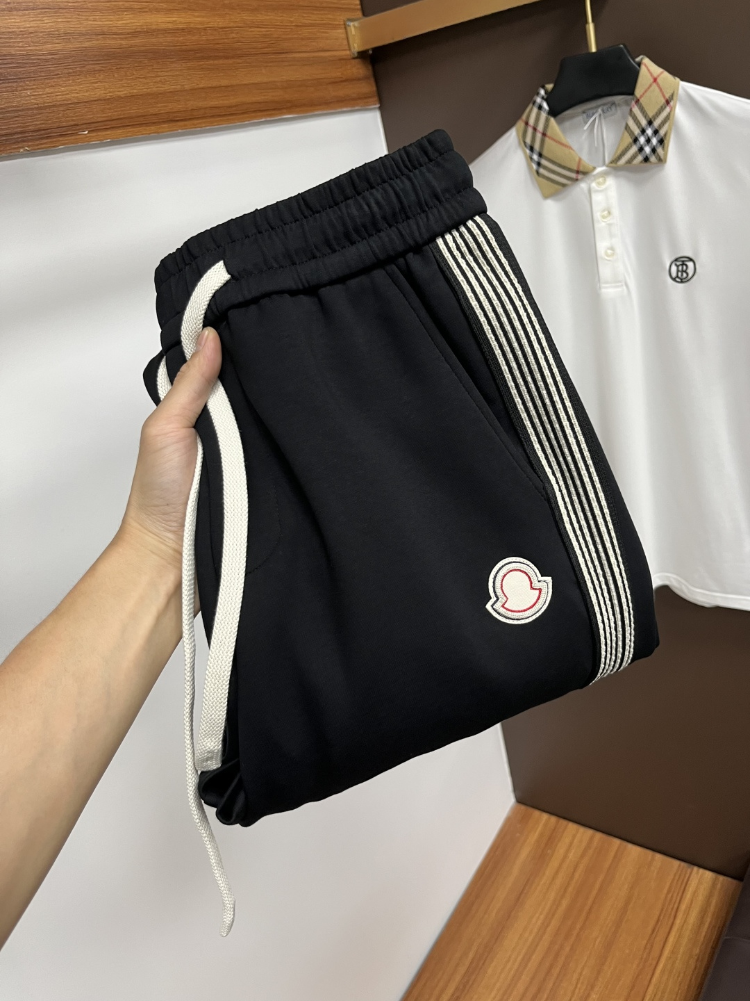 NO:540254,The new products of the sms autumn counter are launched simultaneously. The original customized high-quality fashionable casual pants are super versatile. Exclusively customized - imported high-end cotton fabric, delicate and soft, close and comfortable, and the upper body is super stylish! The latest hardware and accessories of the original custom counter. Super beautiful style, long legs on the upper body, impeccable inner and lined, you can attend any occasion. QDX25 once again emphasizes that the fabric is very, very classy! Code number M-4XL, Moncler, alexander wang19860909蒙口 ss秋季专柜新品同步上市.原单订制高品质时尚休闲裤.超级百搭款.独家定制-进口高端绵面料,手感细腻柔软,贴身舒适,上身超有型！原版定制专柜最新五金辅料.超靓版型、上身显腿修长,內里,走线都无可挑剔,任何场合都可出席,QDX25再次强调面料非常非常显档次！码数M-4XL,,Moncler,alexander wang,Men's clothing