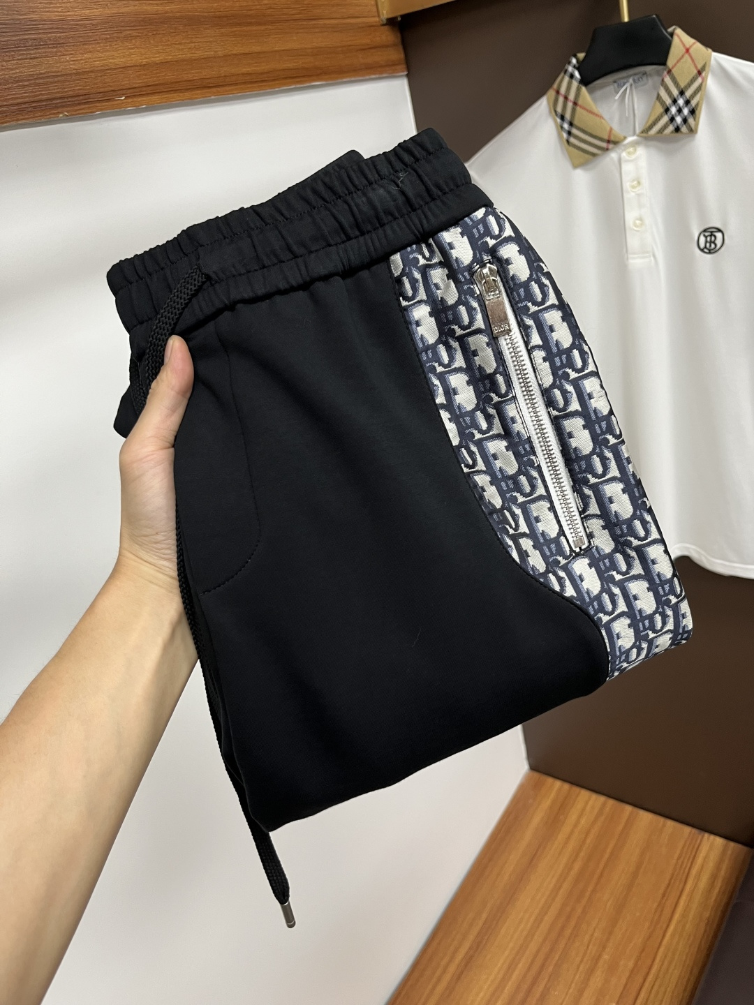 NO:540238,New products of Dior Ss autumn counters are on the market simultaneously. The original customized high-quality fashionable casual pants are super versatile. Exclusively customized - imported high-end cotton fabric, delicate and soft, close and comfortable, and super stylish on the upper body! The latest hardware and accessories of the original custom counter. Super beautiful style, long legs on the upper body, impeccable inner and lined, you can attend any occasion. QDX25 once again emphasizes that the fabric is very, very classy! Code number M-4XL, dior, alexander wang19860909迪奥 ss秋季专柜新品同步上市.原单订制高品质时尚休闲裤.超级百搭款.独家定制-进口高端绵面料,手感细腻柔软,贴身舒适,上身超有型！原版定制专柜最新五金辅料.超靓版型、上身显腿修长,內里,走线都无可挑剔,任何场合都可出席,QDX25再次强调面料非常非常显档次！码数M-4XL,,dior,alexander wang,Men's clothing