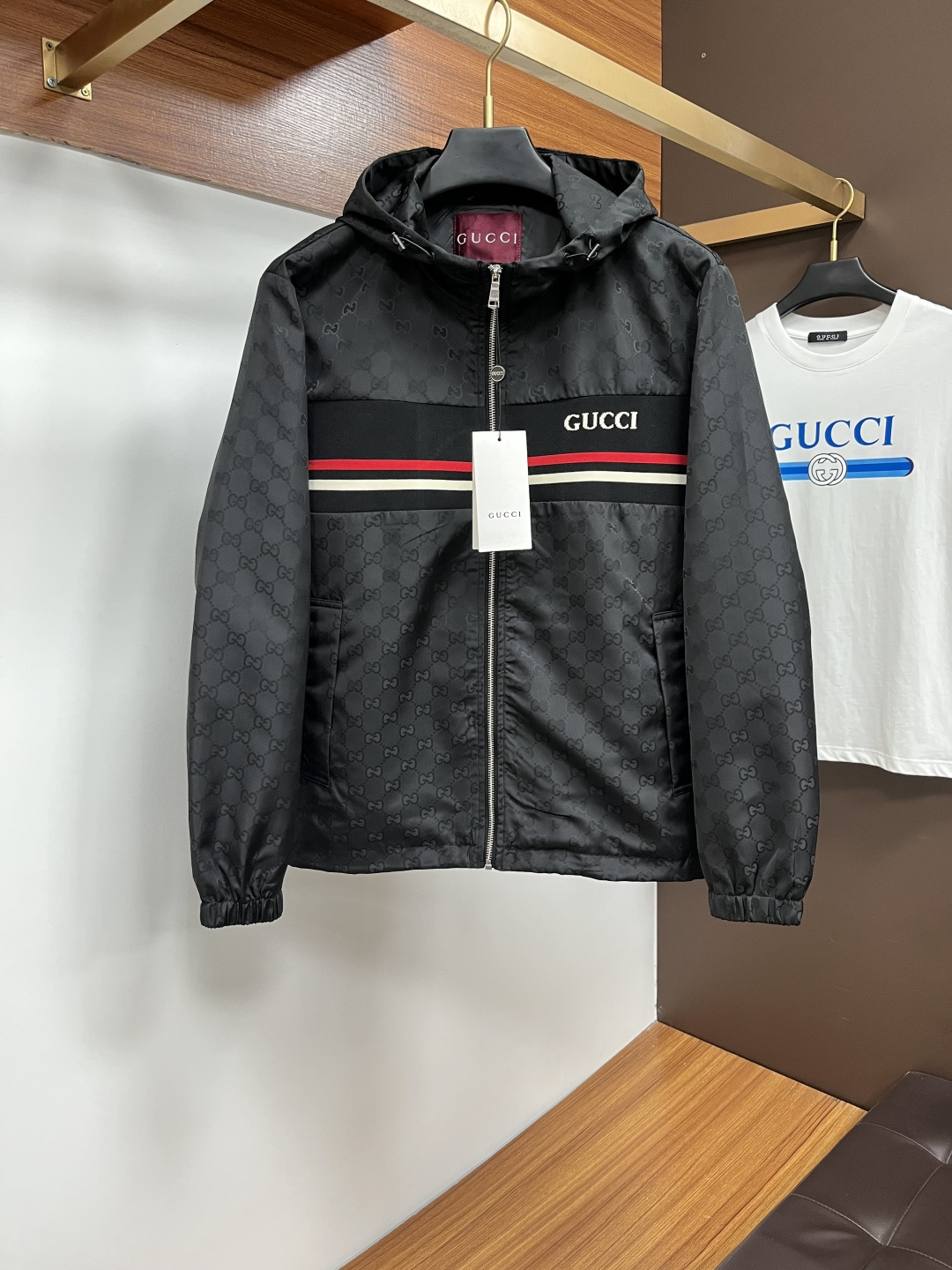 NO:540242,Guqi, new autumn and winter jacket, top-grade fabric. Original hardware accessories, European counters synchronized, the upper body is more casual and elegant, the counter original hardware is luxurious and high-end customized accessories new work!  Luxury brand characteristics logo embellishment design, the highest quality shipment in the market, original auxiliary materials, the ultimate luxury!  Soft and comfortable. The upper body is so handsome!  Suitable for any scene!  Code count: M-3XL, Jackets & coats, Jackets & coats, alexander wang19860909古奇 秋冬新款夹克外套,顶级面料.原版五金配件,欧洲专柜同步,上身更随意大方,专柜原版五金奢华高档定制配饰新作！奢华品牌特质logo点缀设计,市场最高品质出货、原版辅料,奢华极致！柔软舒适.上身爆帅！适合任意场景！码数:M-3XL,,jackets & coats,jackets & coats,alexander wang,Men's clothing