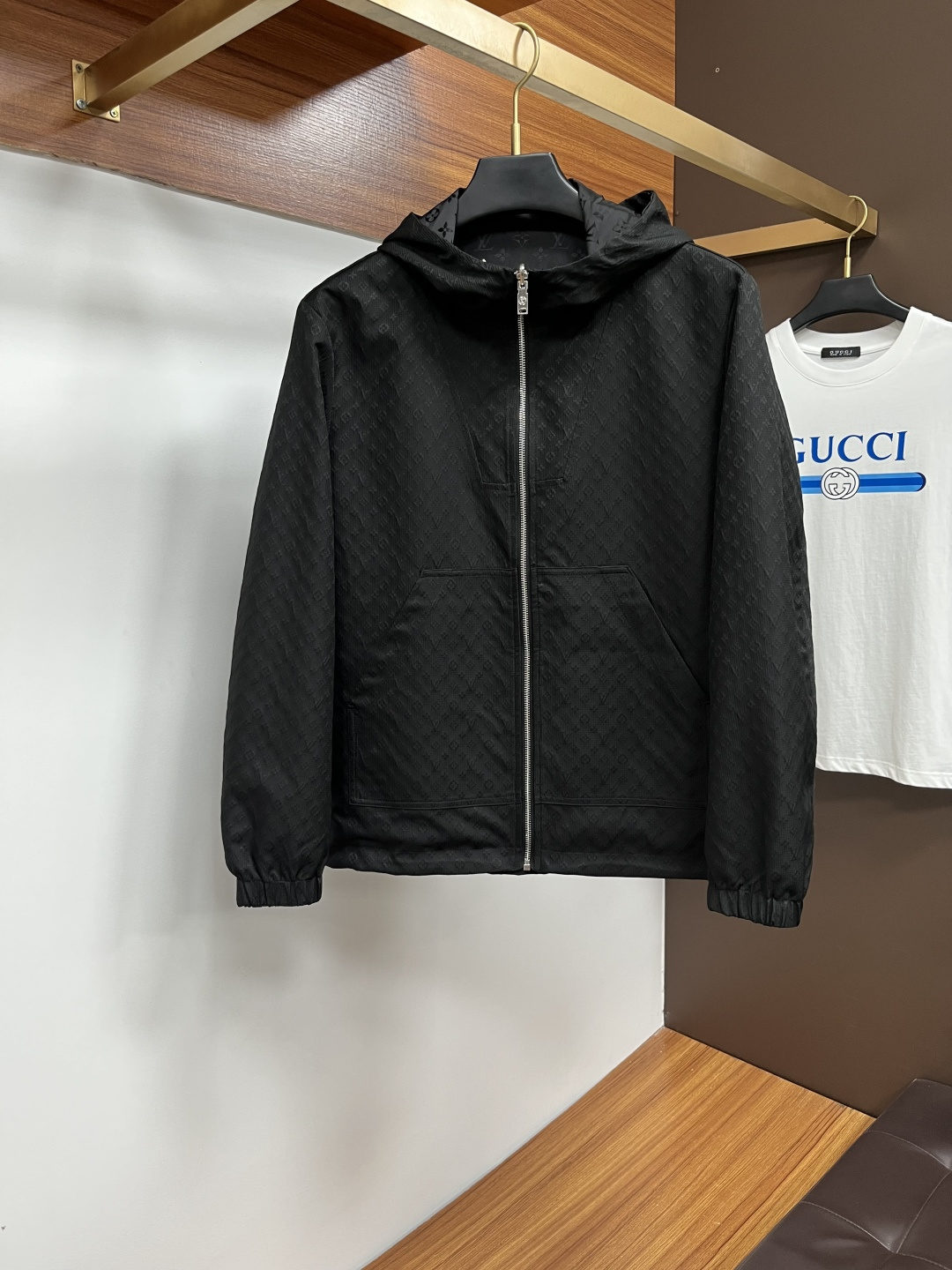 NO:540240,LV double-sided new autumn and winter jacket, top-grade fabric. Original hardware accessories, European counters synchronized, the upper body is more casual and elegant, the counter original hardware is luxurious and high-end customized accessories new work!  Luxury brand characteristics logo embellishment design, the highest quality shipment in the market, original auxiliary materials, the ultimate luxury!  Soft and comfortable. The upper body is so handsome!  Suitable for any scene!  Number of codes: M-3XL, louis vuitton, jackets & coats, jackets & coats, alexander wang19860909LV 双面穿 秋冬新款夹克外套,顶级面料.原版五金配件,欧洲专柜同步,上身更随意大方,专柜原版五金奢华高档定制配饰新作！奢华品牌特质logo点缀设计,市场最高品质出货、原版辅料,奢华极致！柔软舒适.上身爆帅！适合任意场景！码数:M-3XL,,louis vuitton,jackets & coats,jackets & coats,alexander wang,Men's clothing