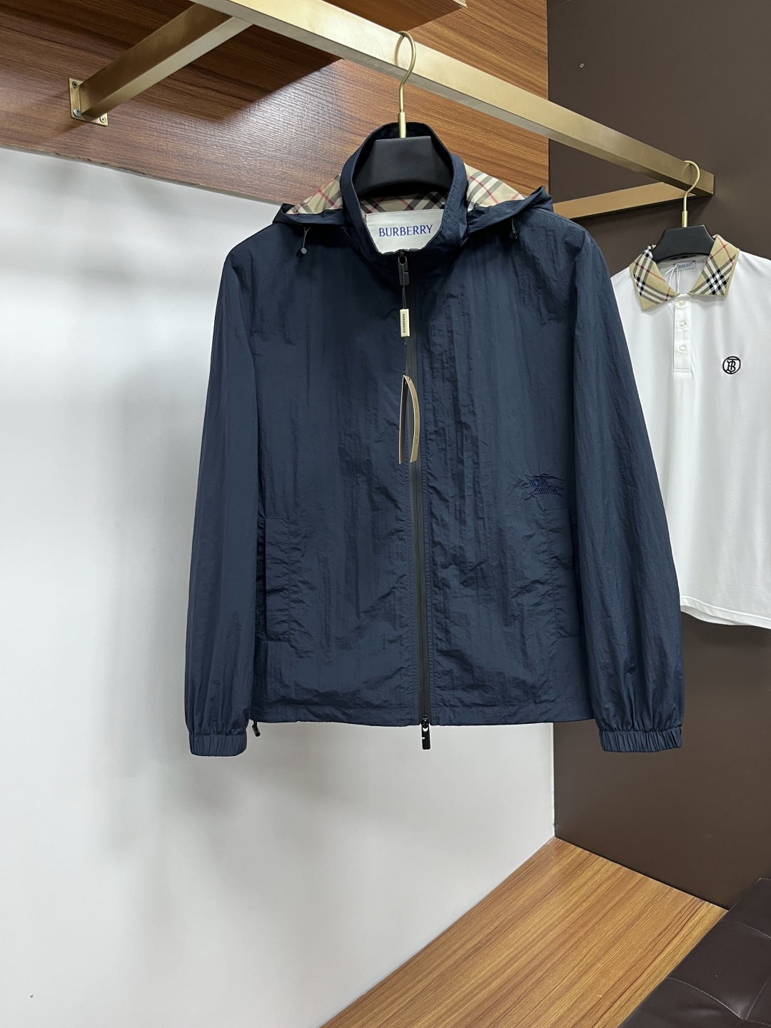 NO:540248,Burberry's new autumn and winter jacket, top-grade fabric. Original hardware accessories, European counters synchronized, the upper body is more casual and elegant, the counter original hardware is luxurious and high-end customized accessories new work!  Luxury brand characteristics logo embellishment design, the highest quality shipment in the market, original auxiliary materials, the ultimate luxury!  Soft and comfortable. The upper body is so handsome!  Suitable for any scene!  Number of codes: M-3XL, burberry, jackets & coats, jackets & coats, alexander wang19860909巴宝莉 秋冬新款夹克外套,顶级面料.原版五金配件,欧洲专柜同步,上身更随意大方,专柜原版五金奢华高档定制配饰新作！奢华品牌特质logo点缀设计,市场最高品质出货、原版辅料,奢华极致！柔软舒适.上身爆帅！适合任意场景！码数:M-3XL,,burberry,jackets & coats,jackets & coats,alexander wang,Men's clothing