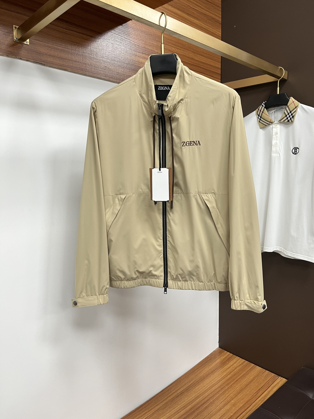 NO:540250,Zenia's new autumn and winter jacket, top-grade fabric. Original hardware accessories, European counters synchronized, the upper body is more casual and elegant, the counter original hardware is luxurious and high-end customized accessories new work!  Luxury brand characteristics logo embellishment design, the highest quality shipment in the market, original auxiliary materials, the ultimate luxury!  Soft and comfortable. The upper body is so handsome!  Suitable for any scene!  Number of codes: M-3XL, zegna, jackets & coats, jackets & coats, alexander wang19860909杰尼亚 秋冬新款夹克外套,顶级面料.原版五金配件,欧洲专柜同步,上身更随意大方,专柜原版五金奢华高档定制配饰新作！奢华品牌特质logo点缀设计,市场最高品质出货、原版辅料,奢华极致！柔软舒适.上身爆帅！适合任意场景！码数:M-3XL,,zegna,jackets & coats,jackets & coats,alexander wang,Men's clothing