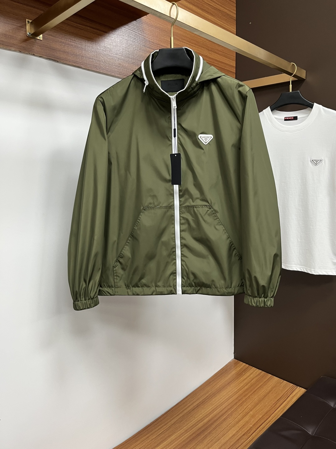 NO:540252,Prada's new autumn and winter jacket, top-grade fabric. Original hardware accessories, European counters synchronized, the upper body is more casual and elegant, the counter original hardware is luxurious and high-end customized accessories new work!  Luxury brand characteristics logo embellishment design, the highest quality shipment in the market, original auxiliary materials, the ultimate luxury!  Soft and comfortable. The upper body is so handsome!  Suitable for any scene!  Number of codes: M-3XL, prada, jackets & coats, jackets & coats, alexander wang19860909普拉达 秋冬新款夹克外套,顶级面料.原版五金配件,欧洲专柜同步,上身更随意大方,专柜原版五金奢华高档定制配饰新作！奢华品牌特质logo点缀设计,市场最高品质出货、原版辅料,奢华极致！柔软舒适.上身爆帅！适合任意场景！码数:M-3XL,,prada,jackets & coats,jackets & coats,alexander wang,Men's clothing