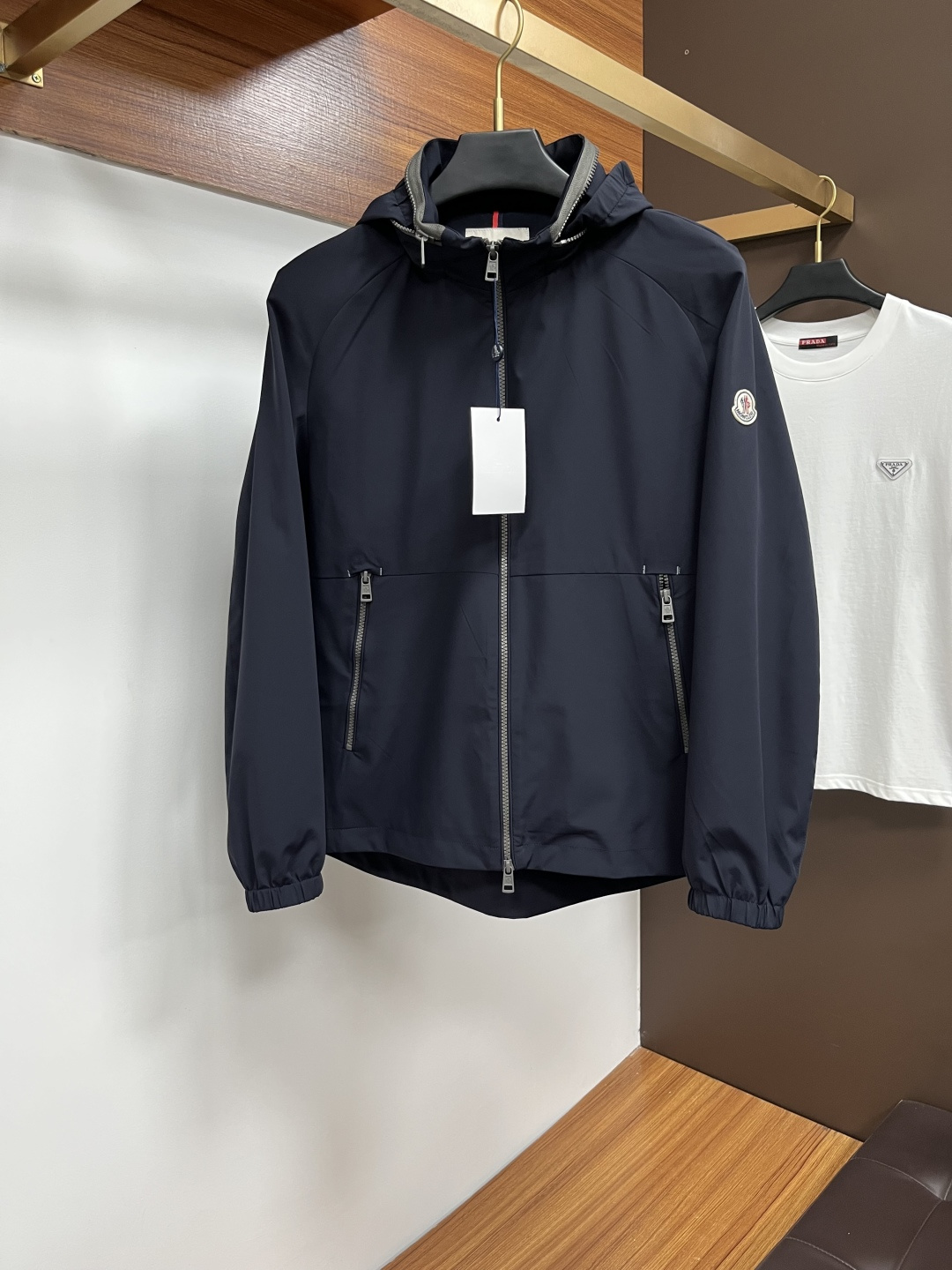 NO:540255,The new autumn and winter jacket with top-grade fabrics. Original hardware accessories, European counters synchronized, the upper body is more casual and elegant, the original hardware of the counter is luxurious and high-end customized accessories!  Luxury brand characteristics logo embellishment design, the highest quality shipment in the market, original auxiliary materials, the ultimate luxury!  Soft and comfortable. The upper body is so handsome!  Suitable for any scene!  Number of codes: M-3XL, Moncler, jackets & coats, jackets & coats, alexander wang19860909蒙口 秋冬新款夹克外套,顶级面料.原版五金配件,欧洲专柜同步,上身更随意大方,专柜原版五金奢华高档定制配饰新作！奢华品牌特质logo点缀设计,市场最高品质出货、原版辅料,奢华极致！柔软舒适.上身爆帅！适合任意场景！码数:M-3XL,,Moncler,jackets & coats,jackets & coats,alexander wang,Men's clothing