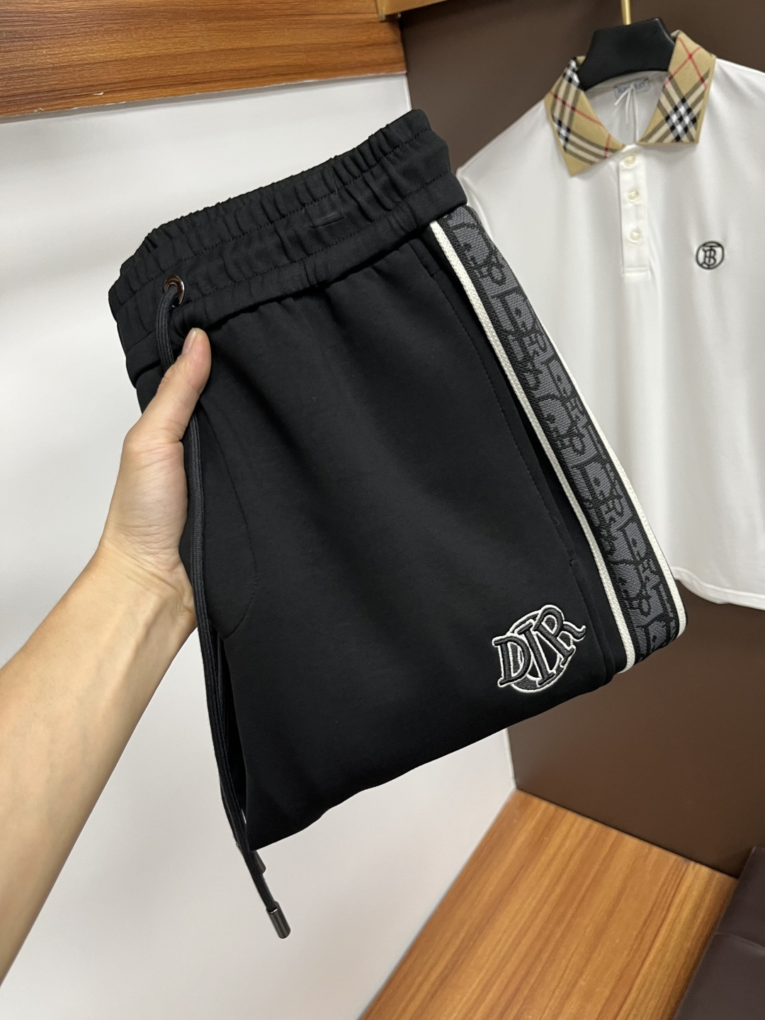 NO:612526,Dior's new 2025ss autumn counter products are on the market simultaneously. High-quality fashionable casual pants made from original orders. Super versatile. Exclusively customized - imported high-end cotton fabrics, with a delicate and soft feel, comfortable close-fitting, and a super stylish upper body! The latest hardware accessories from the original customized counter. Super beautiful shape, long upper body and slender legs, impeccable lining and wiring, suitable for any occasion. QDX25 once again emphasizes that the fabric is very, very high-grade! Size M-4XL,,dior,alexander wang19860909迪奥 2025ss秋季专柜新品同步上市.原单订制高品质时尚休闲裤.超级百搭款.独家定制-进口高端绵面料,手感细腻柔软,贴身舒适,上身超有型！原版定制专柜最新五金辅料.超靓版型、上身显腿修长,內里,走线都无可挑剔,任何场合都可出席,QDX25再次强调面料非常非常显档次！码数M-4XL,,dior,alexander wang,Men's clothing