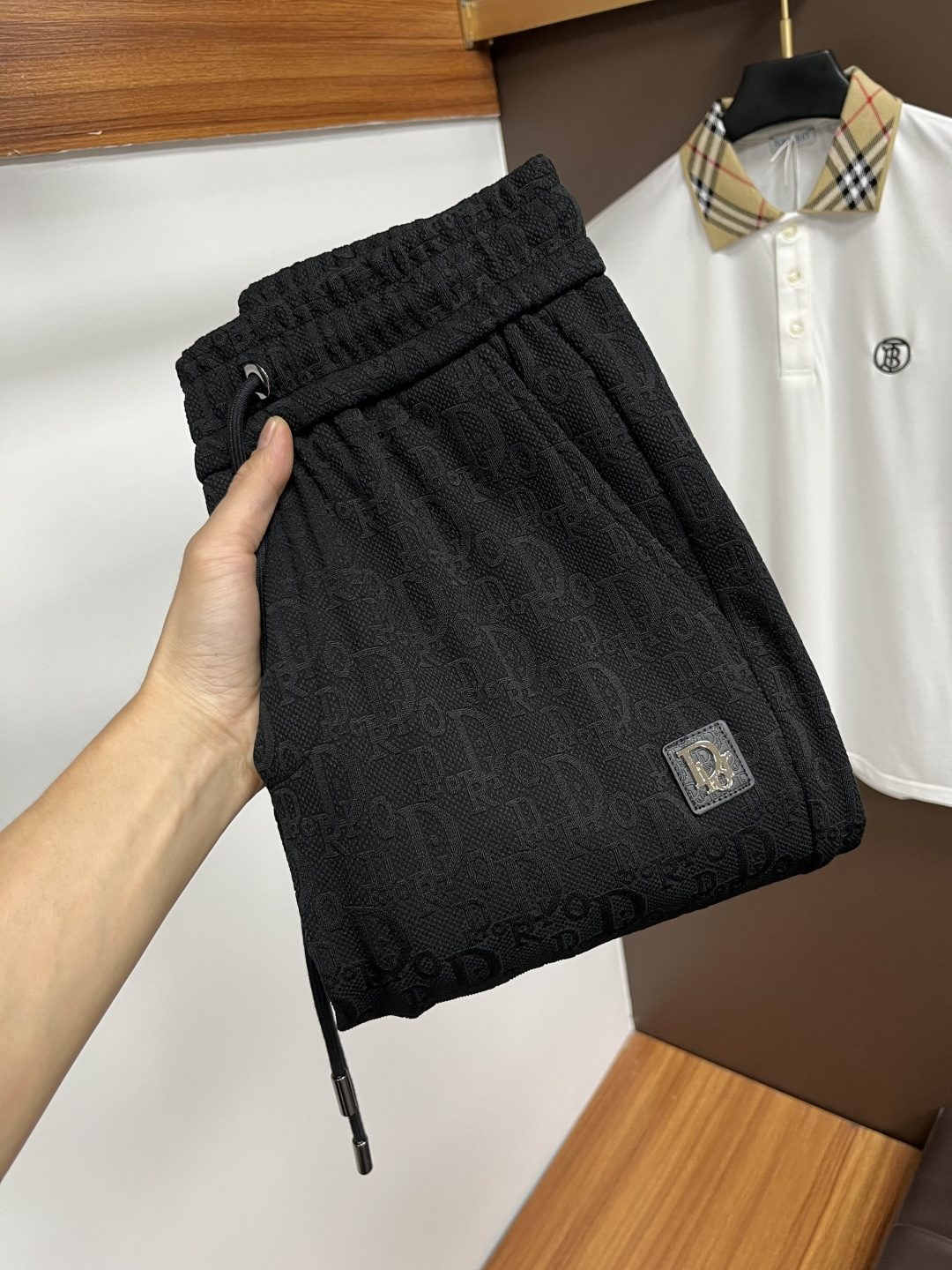 NO:541188,Dior 2025ss autumn counter new products are on the market simultaneously. The original customized high-quality fashionable casual pants are super versatile. Exclusively customized - imported high-end cotton fabric, delicate and soft, close and comfortable, and super stylish on the upper body! The latest hardware and accessories of the original custom counter. Super beautiful style, long legs on the upper body, impeccable inner and lined, you can attend any occasion. QDX25 once again emphasizes that the fabric is very, very classy! Code number M-4XL, dior, alexander wang19860909迪奥 2025ss秋季专柜新品同步上市.原单订制高品质时尚休闲裤.超级百搭款.独家定制-进口高端绵面料,手感细腻柔软,贴身舒适,上身超有型！原版定制专柜最新五金辅料.超靓版型、上身显腿修长,內里,走线都无可挑剔,任何场合都可出席,QDX25再次强调面料非常非常显档次！码数M-4XL,,dior,alexander wang,Men's clothing