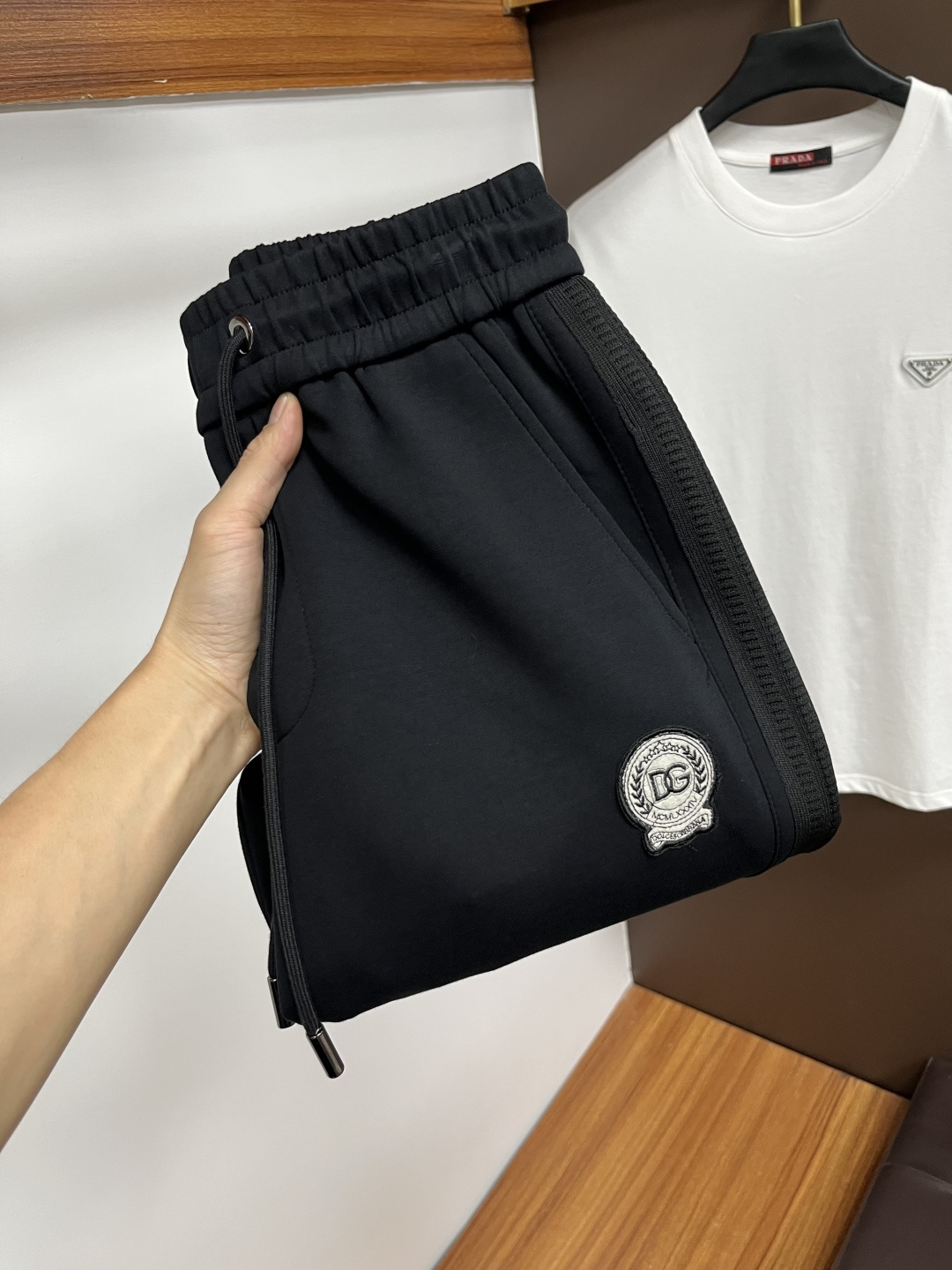 NO:541194,DG 2025ss autumn counter new products are on the market simultaneously. The original customized high-quality fashionable casual pants are super versatile. Exclusively customized - imported high-end cotton fabric, delicate and soft, close and comfortable, and super stylish on the upper body! The latest hardware and accessories of the original custom counter. Super beautiful style, long legs on the upper body, impeccable inner and lined, you can attend any occasion. QDX25 once again emphasizes that the fabric is very, very classy! Code number M-4XL, alexander wang19860909DG 2025ss秋季专柜新品同步上市.原单订制高品质时尚休闲裤.超级百搭款.独家定制-进口高端绵面料,手感细腻柔软,贴身舒适,上身超有型！原版定制专柜最新五金辅料.超靓版型、上身显腿修长,內里,走线都无可挑剔,任何场合都可出席,QDX25再次强调面料非常非常显档次！码数M-4XL,,alexander wang,Men's clothing