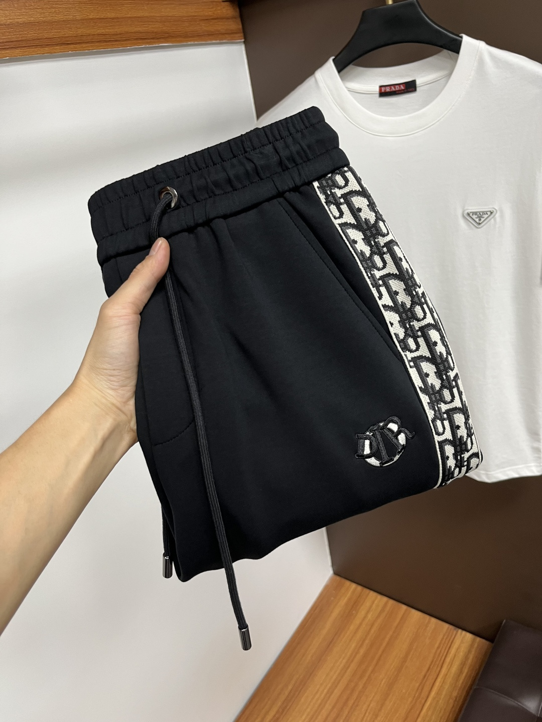 NO:541192,Dior 2025ss autumn counter new products are on the market simultaneously. The original customized high-quality fashionable casual pants are super versatile. Exclusively customized - imported high-end cotton fabric, delicate and soft, close and comfortable, and super stylish on the upper body! The latest hardware and accessories of the original custom counter. Super beautiful style, long legs on the upper body, impeccable inner and lined, you can attend any occasion. QDX25 once again emphasizes that the fabric is very, very classy! Code number M-4XL, dior, alexander wang19860909迪奥 2025ss秋季专柜新品同步上市.原单订制高品质时尚休闲裤.超级百搭款.独家定制-进口高端绵面料,手感细腻柔软,贴身舒适,上身超有型！原版定制专柜最新五金辅料.超靓版型、上身显腿修长,內里,走线都无可挑剔,任何场合都可出席,QDX25再次强调面料非常非常显档次！码数M-4XL,,dior,alexander wang,Men's clothing