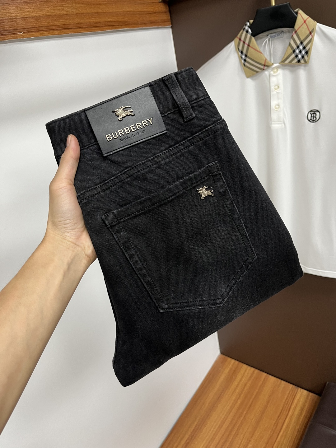 NO:595309,Burberry's 2025 autumn latest jeans are stress-free when entering and leaving the store. Best-selling models in the counter. Taste and value are shared. Very comfortable to wear. Low-key yet luxurious. Very classy to wear. Needless to say the trousers style and cut. The upper body is exquisite and vivid. Real first-class top quality. Really palace-level casual pants, using Turkish cotton to produce the most famous denim. Excellent quality. Heavy washing makes the pants very soft. Straight-footed version.  Don't be picky, the upper body is absolutely stylish QD25 is extremely luxurious!  Size 29-38,,burberry,jeans,alexander wang19860909巴宝莉 2025年秋季最新品牛仔裤出入专卖店无压力 专柜热销款 品味与价值共享 身穿着非常舒适 低调不失奢华 穿出去非常有档次,裤型款式和裁剪亦无需多言 上身精致跃然.真正一等一顶级质料 真正殿堂级的休闲裤,选用土耳其的棉花 生产出最有名的单宁布 品质卓然 经过重水洗使得裤子很柔软 直脚的版型 不挑人 上身绝对的有型 QD25 极度奢华！尺码29-38,,burberry,jeans,alexander wang,Men's clothing