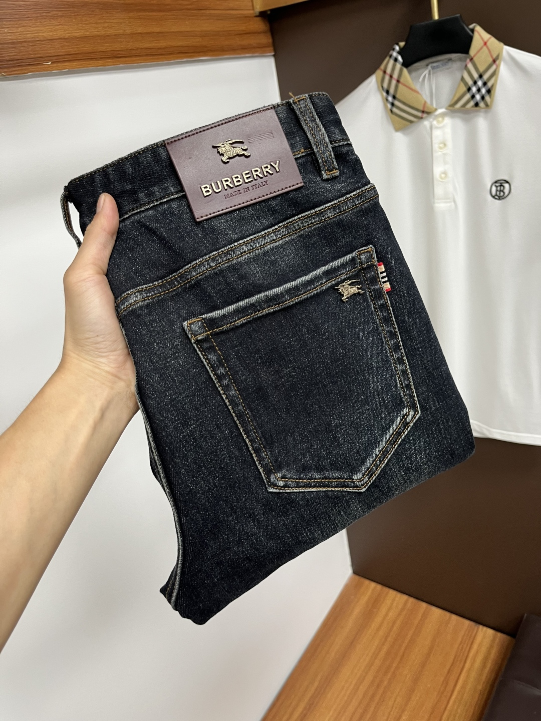 NO:549434,Burberry's 2025 autumn latest jeans are stress-free when entering and leaving the store. Best-selling models in the counter. Taste and value are shared. Very comfortable to wear. Low-key yet luxurious. Very classy to wear. Needless to say the trousers style and cut. The upper body is exquisite and vivid. Real first-class top quality. Really palace-level casual pants, using Turkish cotton to produce the most famous denim. Excellent quality. Heavy washing makes the pants very soft. Straight-footed version.  Don't be picky, the upper body is absolutely stylish QD25 is extremely luxurious!  Size 29-38,,burberry,jeans,alexander wang19860909巴宝莉 2025年秋季最新品牛仔裤出入专卖店无压力 专柜热销款 品味与价值共享 身穿着非常舒适 低调不失奢华 穿出去非常有档次,裤型款式和裁剪亦无需多言 上身精致跃然.真正一等一顶级质料 真正殿堂级的休闲裤,选用土耳其的棉花 生产出最有名的单宁布 品质卓然 经过重水洗使得裤子很柔软 直脚的版型 不挑人 上身绝对的有型 QD25 极度奢华！尺码29-38,,burberry,jeans,alexander wang,Men's clothing