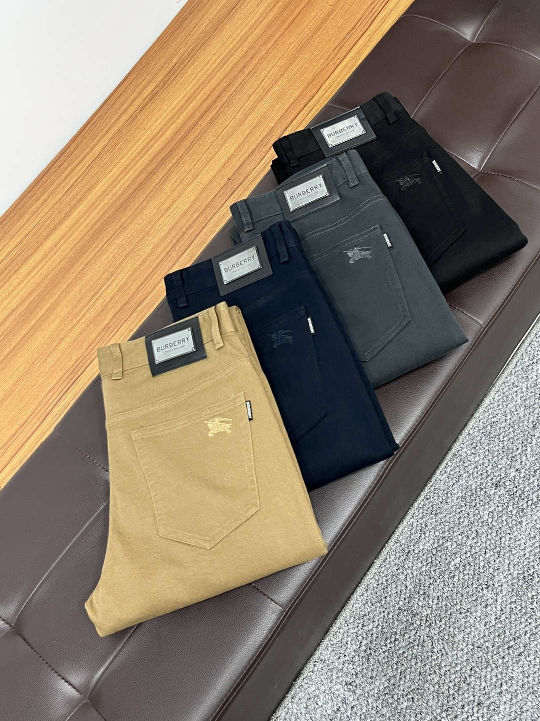 NO:549444,Burberry's 2025ss autumn counter new products are on the market simultaneously. The original customized high-quality fashionable casual pants are super versatile. Exclusively customized - imported high-end cotton fabric, delicate and soft, close and comfortable, and the upper body is super stylish! The latest hardware and accessories of the original custom counter. Super beautiful style, long legs on the upper body, impeccable inner and lined, you can attend any occasion. QDK once again emphasizes that the fabric is very, very classy! Count 29-38, burberry,alexander wang19860909巴宝莉 2025ss秋季专柜新品同步上市.原单订制高品质时尚休闲裤.超级百搭款.独家定制-进口高端绵面料,手感细腻柔软,贴身舒适,上身超有型！原版定制专柜最新五金辅料.超靓版型、上身显腿修长,內里,走线都无可挑剔,任何场合都可出席,QDK 再次强调面料非常非常显档次！码数29-38,,burberry,alexander wang,Men's clothing