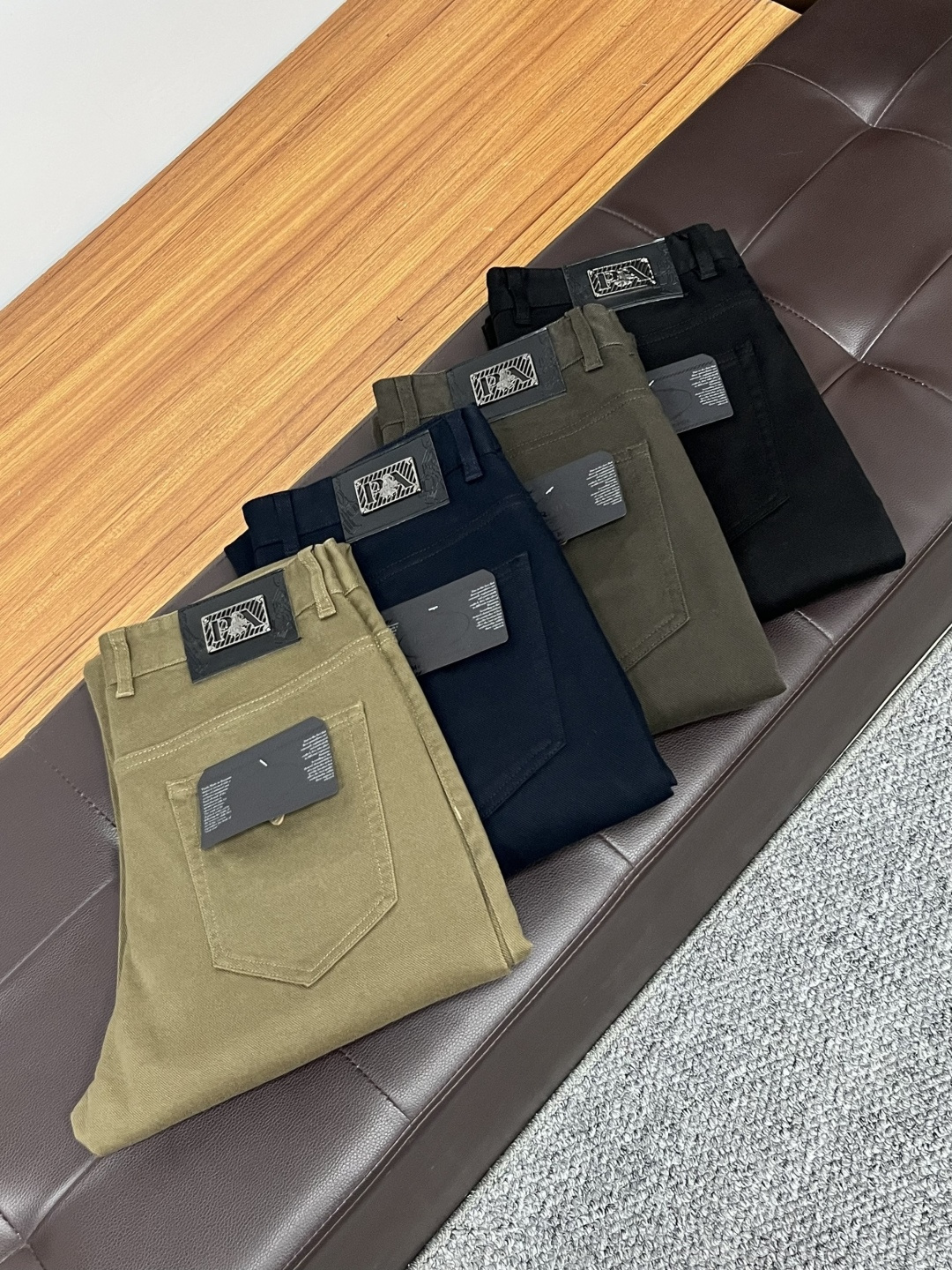 NO:549449,Prada's 2025ss autumn counter new products are launched simultaneously. Original order-made high-quality fashionable casual pants. Super versatile. Exclusively customized-imported high-end cotton fabrics, with a delicate and soft feel, comfortable close-fitting, and a super stylish upper body! The latest hardware accessories from the original custom shop. Super beautiful shape, long upper body and slender legs. The lining and wiring are impeccable. You can attend any occasion. QDK once again emphasizes that the fabric is very high-quality! Code number 29-38,,prada,alexander wang19860909普拉达 2025ss秋季专柜新品同步上市.原单订制高品质时尚休闲裤.超级百搭款.独家定制-进口高端绵面料,手感细腻柔软,贴身舒适,上身超有型！原版定制专柜最新五金辅料.超靓版型、上身显腿修长,內里,走线都无可挑剔,任何场合都可出席,QDK 再次强调面料非常非常显档次！码数29-38,,prada,alexander wang,Men's clothing