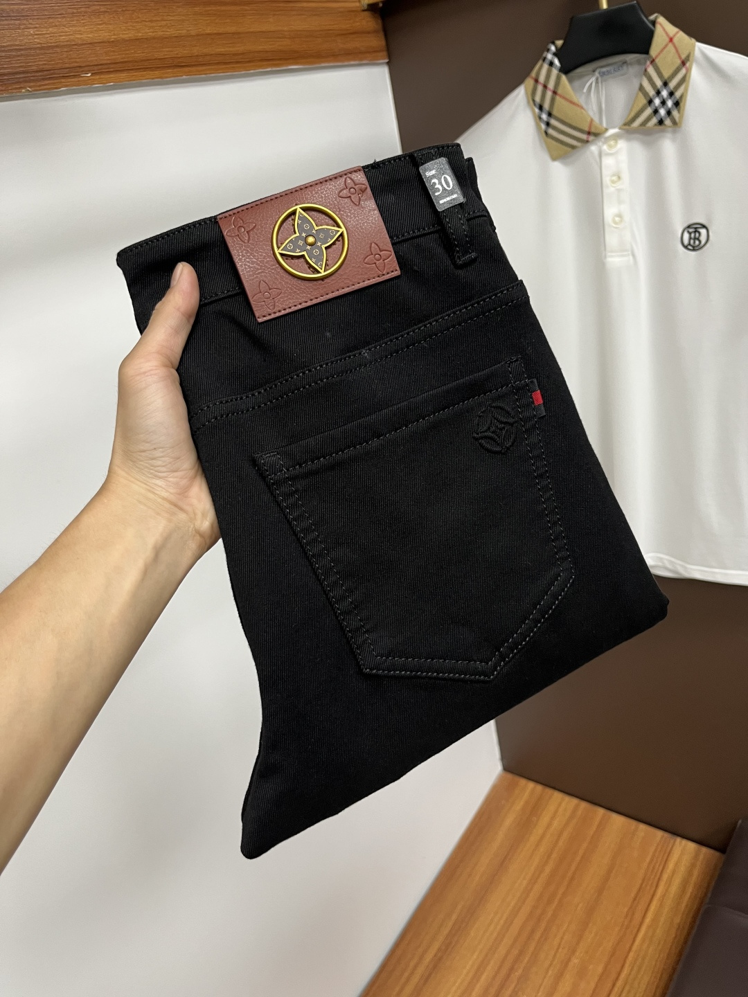 NO:550738,LV 2025's latest jeans are stress-free when entering and leaving the store. Hot-selling counters. Taste and value are shared. They are very comfortable to wear. Low-key and luxurious. They are very classy when worn. There is no need to say much about the style and cutting of the pants. The upper body is exquisite and vivid. The true first-class quality is a truly palace-grade casual pants, which are made of Turkish cotton, and produce the most famous tannin cloth. The quality is excellent. The pants are soft after heavy washing. The straight-footed style is not picky. The upper body is absolutely stylish. QD25 Extremely luxurious!  Size 29-38, louis vuitton,jeans,alexander wang19860909LV 2025年秋季最新品牛仔裤出入专卖店无压力 专柜热销款 品味与价值共享 身穿着非常舒适 低调不失奢华 穿出去非常有档次,裤型款式和裁剪亦无需多言 上身精致跃然.真正一等一顶级质料 真正殿堂级的休闲裤,选用土耳其的棉花 生产出最有名的单宁布 品质卓然 经过重水洗使得裤子很柔软 直脚的版型 不挑人 上身绝对的有型 QD25 极度奢华！尺码29-38,,louis vuitton,jeans,alexander wang,Men's clothing