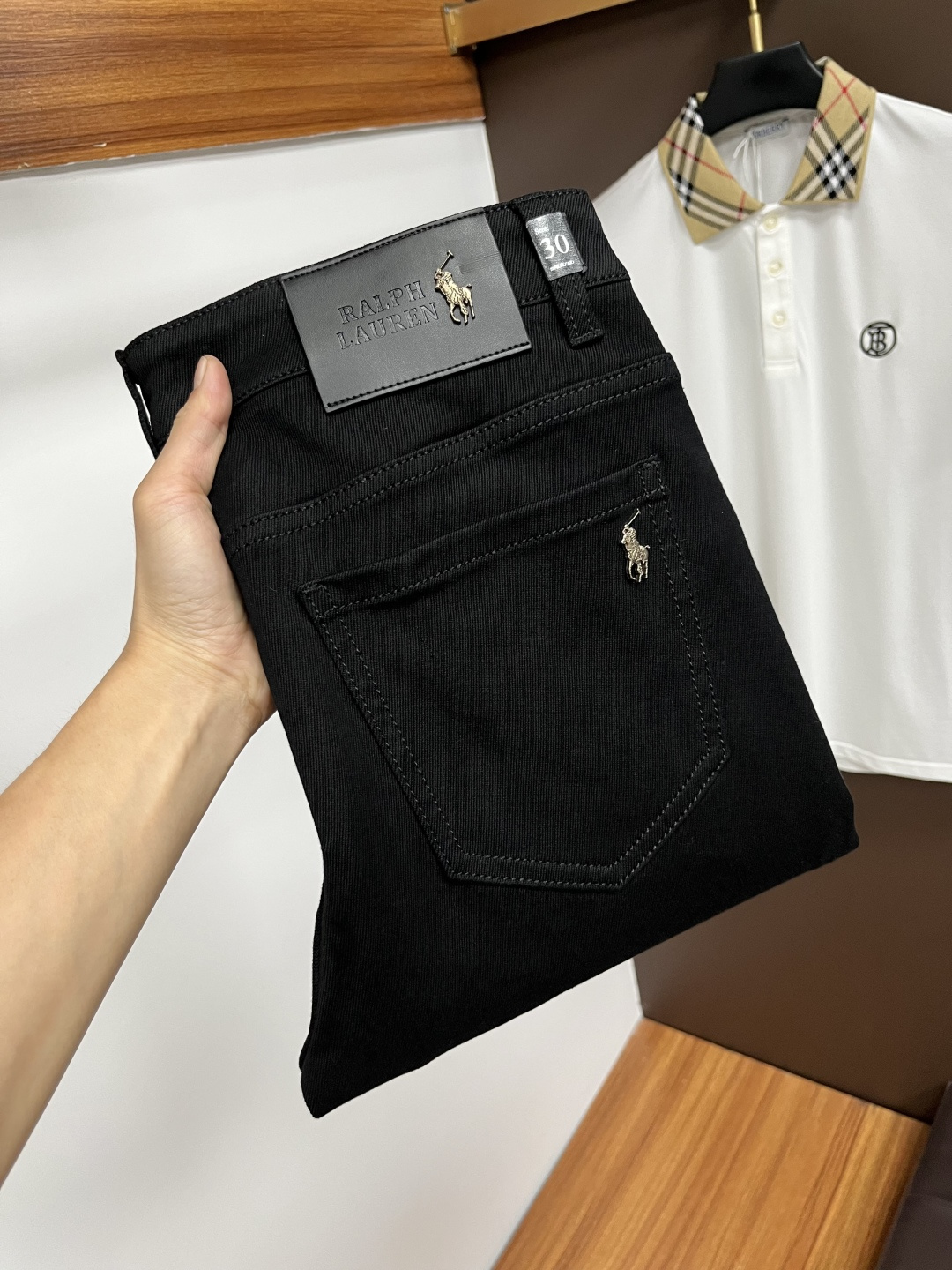 NO:550740,Paul's 2025 autumn latest jeans are stress-free when entering and leaving the store. Best-selling models in the counter. Taste and value are shared. Very comfortable to wear. Low-key yet luxurious. Very classy to wear. Needless to say the trousers style and cut. The upper body is exquisite and vivid. Real first-class top quality. Really top-level casual pants, using Turkish cotton. The most famous denim is produced. The quality is outstanding. After heavy washing, the pants are very soft. The straight-leg version is not picky.  The upper body is absolutely stylish QD25 is extremely luxurious!  Size 29-38,,jeans,alexander wang19860909保罗 2025年秋季最新品牛仔裤出入专卖店无压力 专柜热销款 品味与价值共享 身穿着非常舒适 低调不失奢华 穿出去非常有档次,裤型款式和裁剪亦无需多言 上身精致跃然.真正一等一顶级质料 真正殿堂级的休闲裤,选用土耳其的棉花 生产出最有名的单宁布 品质卓然 经过重水洗使得裤子很柔软 直脚的版型 不挑人 上身绝对的有型 QD25 极度奢华！尺码29-38,,jeans,alexander wang,Men's clothing