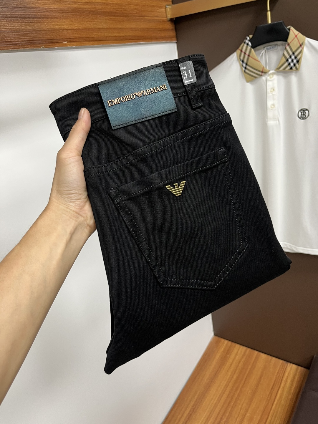 NO:550742,Armani's 2025 autumn latest jeans are stress-free when entering and leaving the store. Best-selling models in the counter. Taste and value are shared. Very comfortable to wear. Low-key yet luxurious. Very classy to wear. Needless to say the trousers style and cut. The upper body is exquisite and vivid. Really first-class and top-quality materials. Really palace-level casual pants, using Turkish cotton to produce the most famous denim. Excellent quality. Heavy washing makes the pants very soft. Straight-leg version.  Don't be picky, the upper body is absolutely stylish QD25 is extremely luxurious!  Size 29-38,,armani,jeans,alexander wang19860909阿玛尼 2025年秋季最新品牛仔裤出入专卖店无压力 专柜热销款 品味与价值共享 身穿着非常舒适 低调不失奢华 穿出去非常有档次,裤型款式和裁剪亦无需多言 上身精致跃然.真正一等一顶级质料 真正殿堂级的休闲裤,选用土耳其的棉花 生产出最有名的单宁布 品质卓然 经过重水洗使得裤子很柔软 直脚的版型 不挑人 上身绝对的有型 QD25 极度奢华！尺码29-38,,armani,jeans,alexander wang,Men's clothing