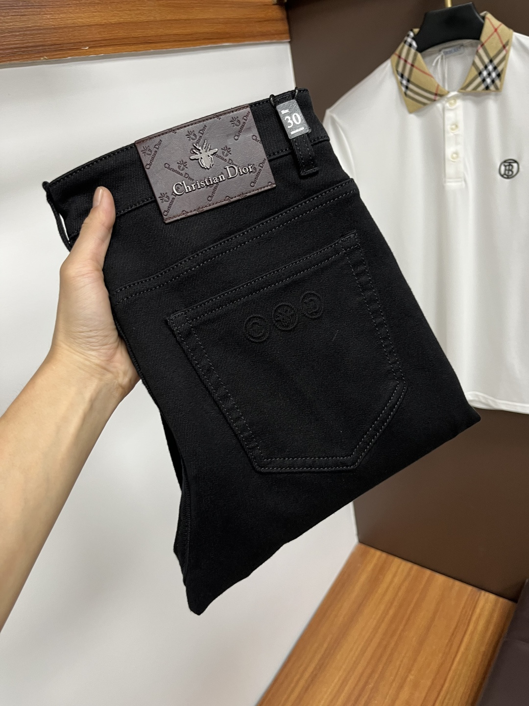 NO:550744,Dior's latest 2025 autumn jeans are stress-free in the store. Best-selling models in the counter. Shared taste and value. Very comfortable to wear. Low-key yet luxurious. Very classy to wear. Needless to say the trousers style and cut. The upper body is exquisite and vivid. Really first-class and top-quality materials. Really palace-level casual pants, using Turkish cotton to produce the most famous denim. Excellent quality. After heavy washing, the pants are very soft. Straight-leg version.  Don't be picky, the upper body is absolutely stylish QD25 is extremely luxurious!  Size 29-38,,dior,jeans,alexander wang19860909迪奥 2025年秋季最新品牛仔裤出入专卖店无压力 专柜热销款 品味与价值共享 身穿着非常舒适 低调不失奢华 穿出去非常有档次,裤型款式和裁剪亦无需多言 上身精致跃然.真正一等一顶级质料 真正殿堂级的休闲裤,选用土耳其的棉花 生产出最有名的单宁布 品质卓然 经过重水洗使得裤子很柔软 直脚的版型 不挑人 上身绝对的有型 QD25 极度奢华！尺码29-38,,dior,jeans,alexander wang,Men's clothing