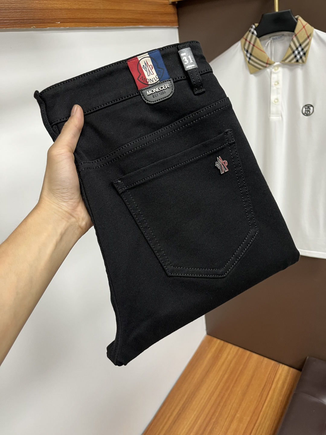 NO:550746,The latest jeans in autumn 2025 are stress-free when entering and leaving the store. Hot-selling counters. Taste and value are shared. They are very comfortable to wear. Low-key and luxurious. They are very classy when worn. There is no need to say much about the style and cutting of the pants. The upper body is exquisite and vivid. The truly first-class quality is a top-notch material. The real palace-grade casual pants are made of Turkey cotton and produce the most famous tannin fabric. The quality is excellent. The pants are soft after heavy washing. The straight-footed style is not picky. The upper body is absolutely stylish. QD25 Extremely luxurious!  Size 29-38, Moncler, jeans, alexander wang19860909蒙口 2025年秋季最新品牛仔裤出入专卖店无压力 专柜热销款 品味与价值共享 身穿着非常舒适 低调不失奢华 穿出去非常有档次,裤型款式和裁剪亦无需多言 上身精致跃然.真正一等一顶级质料 真正殿堂级的休闲裤,选用土耳其的棉花 生产出最有名的单宁布 品质卓然 经过重水洗使得裤子很柔软 直脚的版型 不挑人 上身绝对的有型 QD25 极度奢华！尺码29-38,,Moncler,jeans,alexander wang,Men's clothing