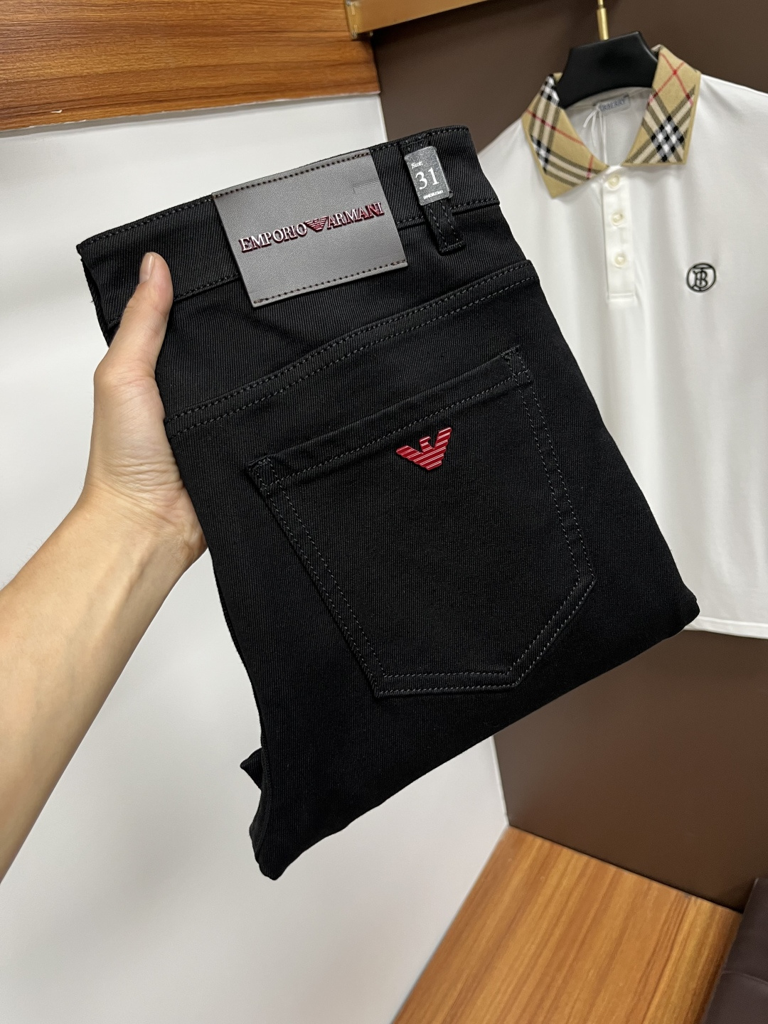 NO:550748,Armani's 2025 autumn latest jeans are stress-free when entering and leaving the store. Best-selling models in the counter. Taste and value are shared. Very comfortable to wear. Low-key yet luxurious. Very classy to wear. Needless to say the trousers style and cut. The upper body is exquisite and vivid. Really first-class and top-quality materials. Really palace-level casual pants, using Turkish cotton to produce the most famous denim. Excellent quality. Heavy washing makes the pants very soft. Straight-leg version.  Don't be picky, the upper body is absolutely stylish QD25 is extremely luxurious!  Size 29-38,,armani,jeans,alexander wang19860909阿玛尼 2025年秋季最新品牛仔裤出入专卖店无压力 专柜热销款 品味与价值共享 身穿着非常舒适 低调不失奢华 穿出去非常有档次,裤型款式和裁剪亦无需多言 上身精致跃然.真正一等一顶级质料 真正殿堂级的休闲裤,选用土耳其的棉花 生产出最有名的单宁布 品质卓然 经过重水洗使得裤子很柔软 直脚的版型 不挑人 上身绝对的有型 QD25 极度奢华！尺码29-38,,armani,jeans,alexander wang,Men's clothing