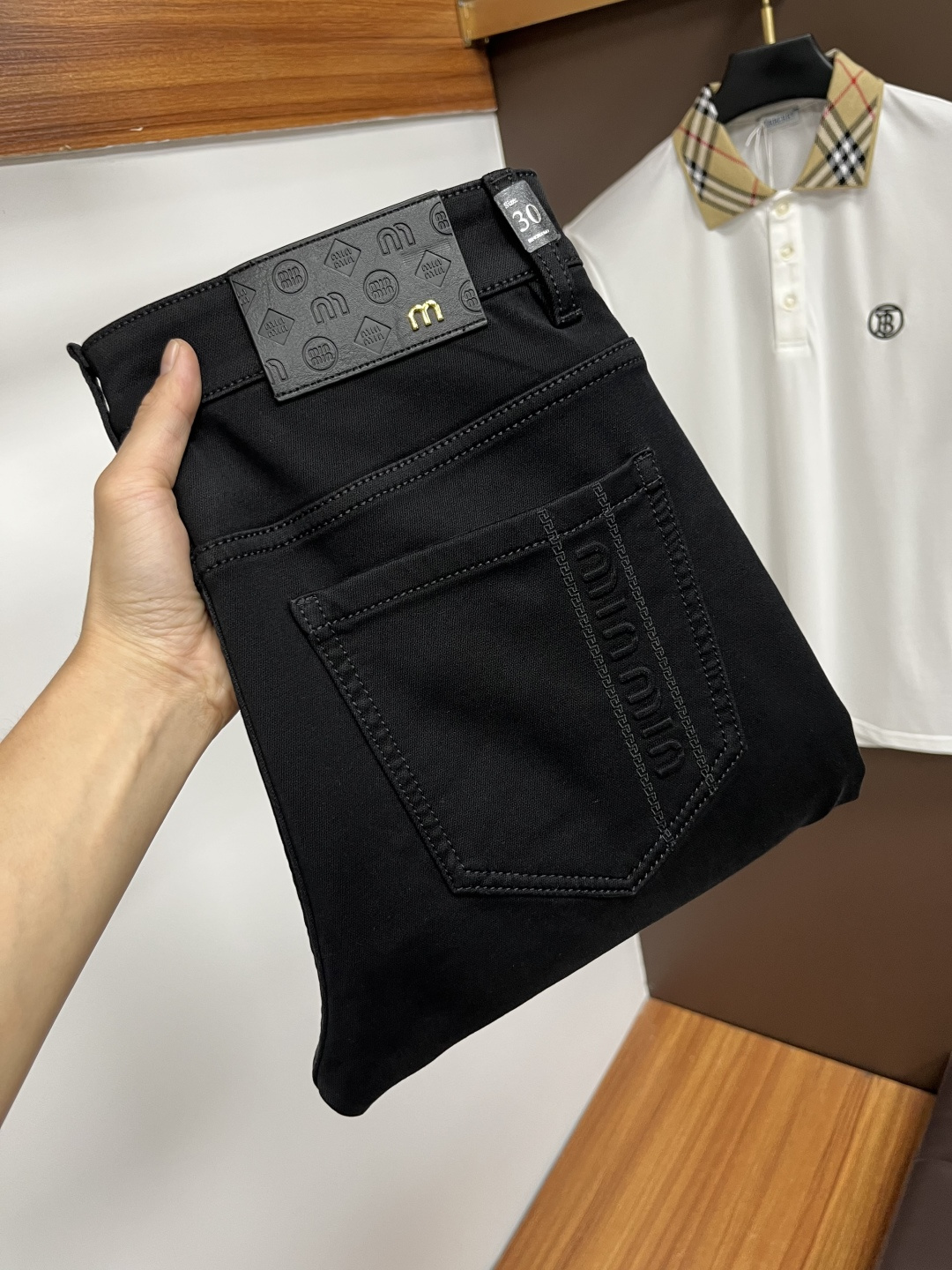 NO:550749,miumiu The latest jeans in autumn 2025 are stress-free when entering and leaving the store. Hot-selling counters. Taste and value are shared. They are very comfortable to wear. Low-key and luxurious. They are very classy when worn. There is no need to say much about the style and cutting of the pants. The upper body is exquisite and vivid. The truly first-class quality is a top-notch material. The real palace-grade casual pants are made of Turkey cotton and produce the most famous tannin fabric. The quality is excellent. The pants are soft after heavy washing. The straight-footed style is not picky. The upper body is absolutely stylish. QD25 Extremely luxurious!  Size 29-38, miumiu, jeans, alexander wang19860909miumiu 2025年秋季最新品牛仔裤出入专卖店无压力 专柜热销款 品味与价值共享 身穿着非常舒适 低调不失奢华 穿出去非常有档次,裤型款式和裁剪亦无需多言 上身精致跃然.真正一等一顶级质料 真正殿堂级的休闲裤,选用土耳其的棉花 生产出最有名的单宁布 品质卓然 经过重水洗使得裤子很柔软 直脚的版型 不挑人 上身绝对的有型 QD25 极度奢华！尺码29-38,,miumiu,jeans,alexander wang,Men's clothing