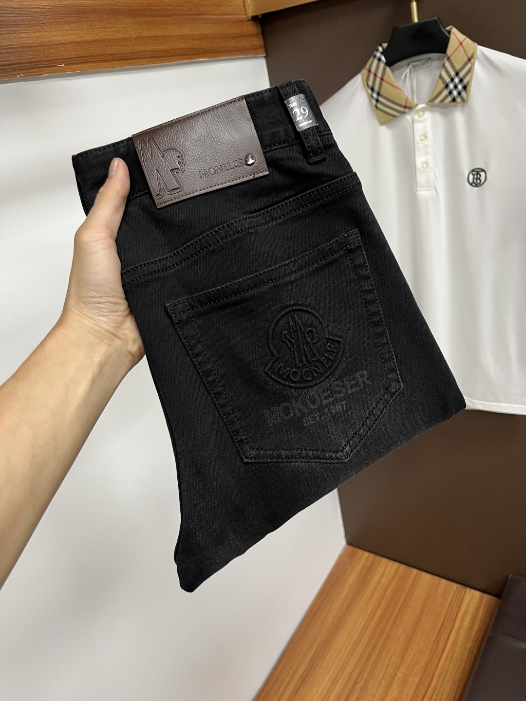 NO:550751,The latest jeans in autumn 2025 are stress-free when entering and leaving the store. Hot-selling counters. Taste and value are shared. They are very comfortable to wear. Low-key and luxurious. They are very classy when worn. There is no need to say much about the style and cutting of the pants. The upper body is exquisite and vivid. The truly first-class quality is a top-notch material. The real palace-grade casual pants are made of Turkey cotton and produce the most famous tannin fabric. The quality is excellent. The pants are soft after heavy washing. The straight-footed style is not picky. The upper body is absolutely stylish. QD25 Extremely luxurious!  Size 29-38, Moncler, jeans, alexander wang19860909蒙口 2025年秋季最新品牛仔裤出入专卖店无压力 专柜热销款 品味与价值共享 身穿着非常舒适 低调不失奢华 穿出去非常有档次,裤型款式和裁剪亦无需多言 上身精致跃然.真正一等一顶级质料 真正殿堂级的休闲裤,选用土耳其的棉花 生产出最有名的单宁布 品质卓然 经过重水洗使得裤子很柔软 直脚的版型 不挑人 上身绝对的有型 QD25 极度奢华！尺码29-38,,Moncler,jeans,alexander wang,Men's clothing