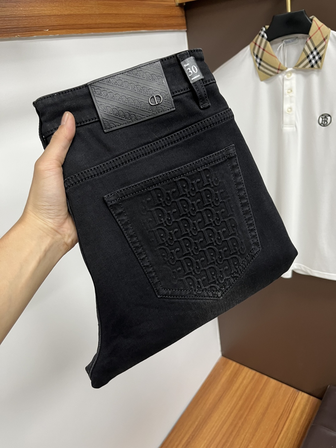 NO:550752,Dior's latest jeans in autumn 2025 are stress-free when entering and leaving the store. Hot-selling counters. Taste and value are shared. They are very comfortable to wear. Low-key and luxurious. They are very classy when worn. There is no need to say much about the style and cutting of the pants. The upper body is exquisite and vivid. The truly first-class quality is a top-notch material. The real palace-grade casual pants are made of Turkey cotton and produce the most famous tannin fabric. The quality is excellent. The pants are soft after heavy washing. The straight-footed style is not picky. The upper body is absolutely stylish. QD25 Extremely luxurious!  Size 29-38, Dior, Jeans, Alexander wang19860909迪奥 2025年秋季最新品牛仔裤出入专卖店无压力 专柜热销款 品味与价值共享 身穿着非常舒适 低调不失奢华 穿出去非常有档次,裤型款式和裁剪亦无需多言 上身精致跃然.真正一等一顶级质料 真正殿堂级的休闲裤,选用土耳其的棉花 生产出最有名的单宁布 品质卓然 经过重水洗使得裤子很柔软 直脚的版型 不挑人 上身绝对的有型 QD25 极度奢华！尺码29-38,,dior,jeans,alexander wang,Men's clothing