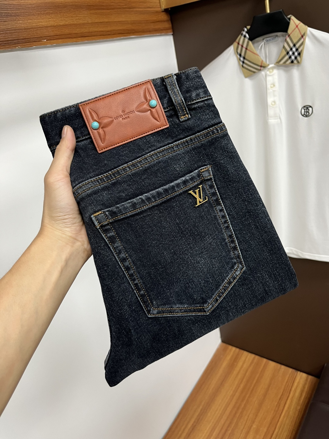 NO:565018,LV's latest 2025 autumn jeans are stress-free in and out of the store. Best-selling models in the counter. Taste and value are shared. Very comfortable to wear. Low-key yet luxurious. Very classy to wear. Needless to say the trousers style and cut. The upper body is exquisite and vivid. Real first-class top quality. Really top-level casual pants, using Turkish cotton. The most famous denim is produced. The quality is outstanding. After heavy washing, the pants are very soft. The straight-leg version is not picky.  The upper body is absolutely stylish QD25 is extremely luxurious!  Size 29-38,,louis vuitton,jeans,alexander wang19860909LV 2025年秋季最新品牛仔裤出入专卖店无压力 专柜热销款 品味与价值共享 身穿着非常舒适 低调不失奢华 穿出去非常有档次,裤型款式和裁剪亦无需多言 上身精致跃然.真正一等一顶级质料 真正殿堂级的休闲裤,选用土耳其的棉花 生产出最有名的单宁布 品质卓然 经过重水洗使得裤子很柔软 直脚的版型 不挑人 上身绝对的有型 QD25 极度奢华！尺码29-38,,louis vuitton,jeans,alexander wang,Men's clothing