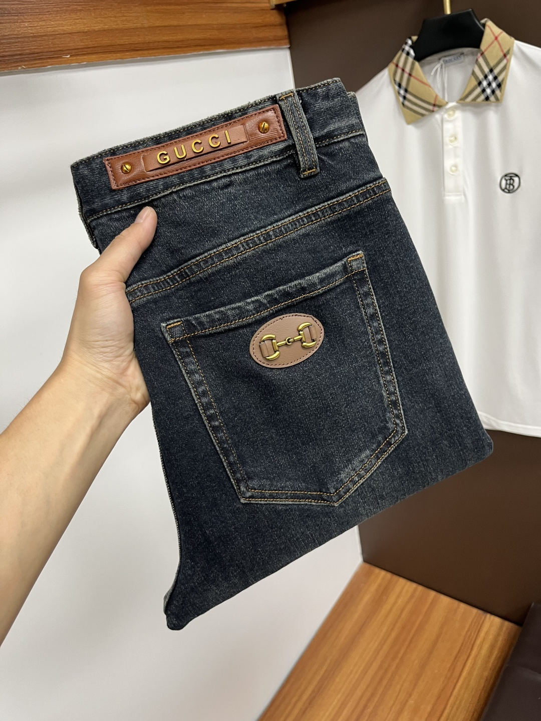 NO:565022,Gucci's latest 2025 autumn jeans are stress-free in and out of the store. Best-selling models in the counter. Shared taste and value. Very comfortable to wear. Low-key yet luxurious. Very classy to wear. Needless to say the trousers style and cut. The upper body is exquisite and vivid. Real first-class top quality materials. Really palace-level casual pants, using Turkish cotton to produce the most famous denim. Excellent quality. Heavy washing makes the pants very soft. Straight-leg version.  Don't be picky, the upper body is absolutely stylish QD25 is extremely luxurious!  Size 29-38,,jeans,alexander wang19860909古奇 2025年秋季最新品牛仔裤出入专卖店无压力 专柜热销款 品味与价值共享 身穿着非常舒适 低调不失奢华 穿出去非常有档次,裤型款式和裁剪亦无需多言 上身精致跃然.真正一等一顶级质料 真正殿堂级的休闲裤,选用土耳其的棉花 生产出最有名的单宁布 品质卓然 经过重水洗使得裤子很柔软 直脚的版型 不挑人 上身绝对的有型 QD25 极度奢华！尺码29-38,,jeans,alexander wang,Men's clothing