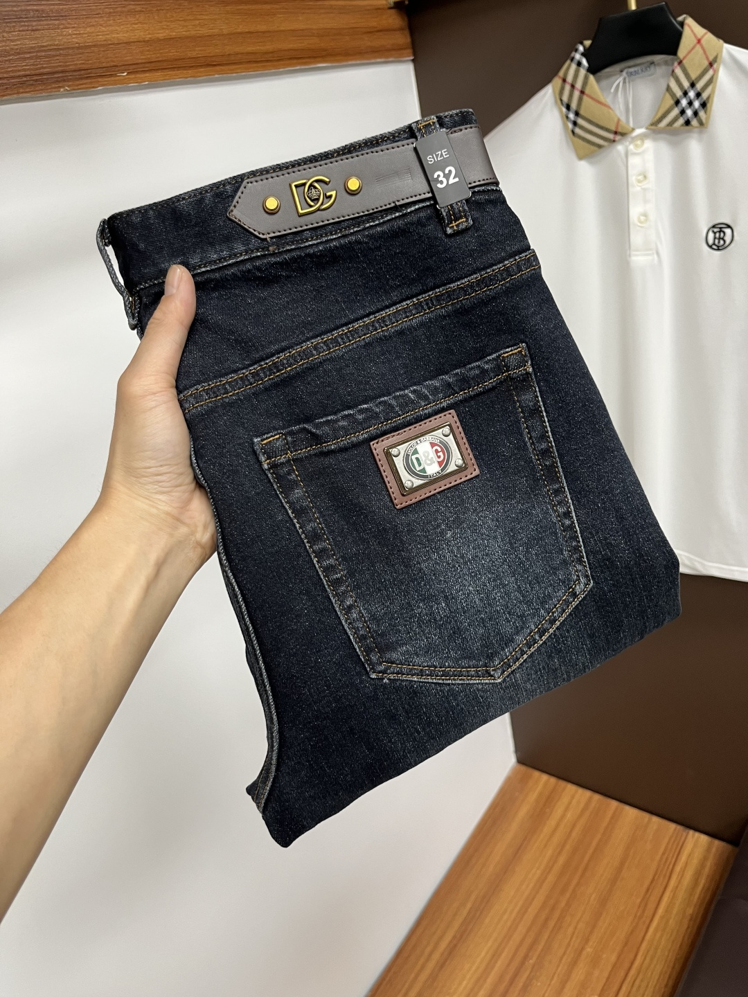 NO:565027,DG's latest 2025 autumn jeans are stress-free when entering and leaving the store. Best-selling models in the counter. Shared taste and value. Very comfortable to wear. Low-key yet luxurious. Very classy to wear. Needless to say the trousers style and cut. The upper body is exquisite and vivid. Real first-class top quality materials. Really top-level casual pants, using Turkish cotton. The most famous denim is produced. The quality is outstanding. After heavy washing, the pants are very soft. The straight-leg shape is not picky.  The upper body is absolutely stylish QD25 is extremely luxurious!  Size 29-38,,jeans,alexander wang19860909DG 2025年秋季最新品牛仔裤出入专卖店无压力 专柜热销款 品味与价值共享 身穿着非常舒适 低调不失奢华 穿出去非常有档次,裤型款式和裁剪亦无需多言 上身精致跃然.真正一等一顶级质料 真正殿堂级的休闲裤,选用土耳其的棉花 生产出最有名的单宁布 品质卓然 经过重水洗使得裤子很柔软 直脚的版型 不挑人 上身绝对的有型 QD25 极度奢华！尺码29-38,,jeans,alexander wang,Men's clothing