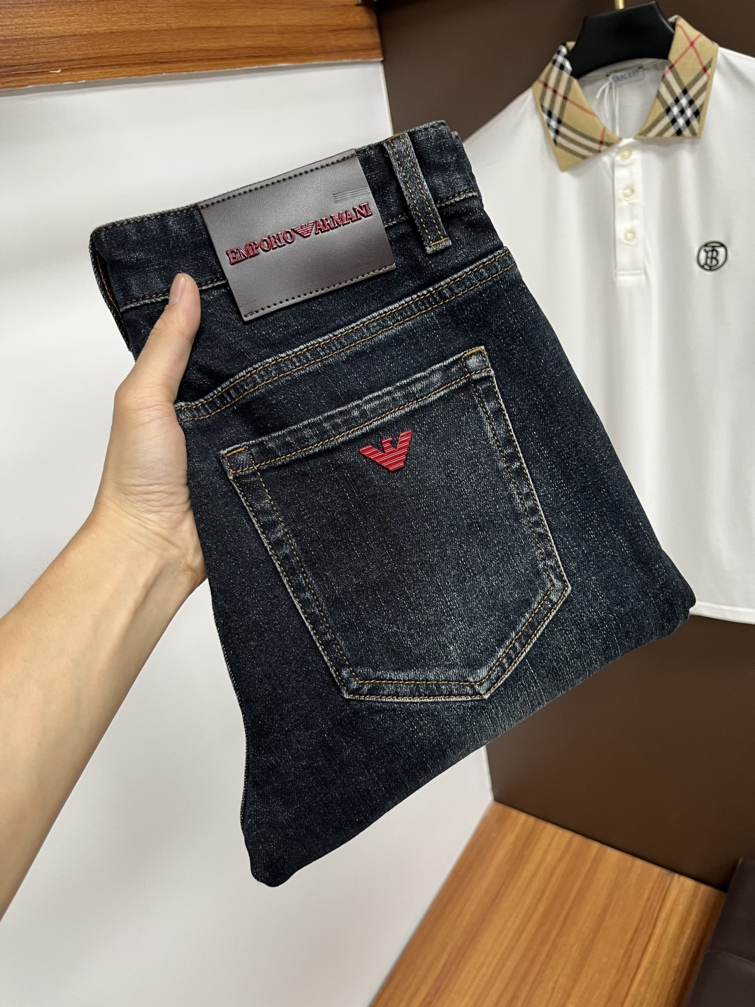 NO:565032,Armani's 2025 autumn latest jeans are stress-free when entering and leaving the store. Best-selling models in the counter. Taste and value are shared. Very comfortable to wear. Low-key yet luxurious. Very classy to wear. Needless to say the trousers style and cut. The upper body is exquisite and vivid. Really first-class and top-quality materials. Really palace-level casual pants, using Turkish cotton to produce the most famous denim. Excellent quality. Heavy washing makes the trousers very soft. Straight-leg version.  Don't be picky, the upper body is absolutely stylish QD25 is extremely luxurious!  Size 29-38,,armani,jeans,alexander wang19860909阿玛尼 2025年秋季最新品牛仔裤出入专卖店无压力 专柜热销款 品味与价值共享 身穿着非常舒适 低调不失奢华 穿出去非常有档次,裤型款式和裁剪亦无需多言 上身精致跃然.真正一等一顶级质料 真正殿堂级的休闲裤,选用土耳其的棉花 生产出最有名的单宁布 品质卓然 经过重水洗使得裤子很柔软 直脚的版型 不挑人 上身绝对的有型 QD25 极度奢华！尺码29-38,,armani,jeans,alexander wang,Men's clothing