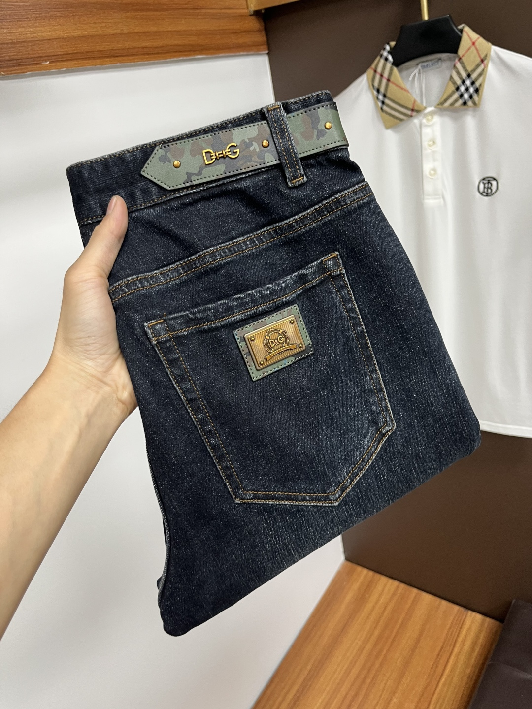 NO:565042,DG's latest 2025 autumn jeans are stress-free when entering and leaving the store. Best-selling models in the counter. Shared taste and value. Very comfortable to wear. Low-key yet luxurious. Very classy to wear. Needless to say the trousers style and cut. The upper body is exquisite and vivid. Real first-class top quality materials. Really top-level casual pants, using Turkish cotton. The most famous denim is produced. The quality is outstanding. After heavy washing, the pants are very soft. The straight-leg shape is not picky.  The upper body is absolutely stylish QD25 is extremely luxurious!  Size 29-38,,jeans,alexander wang19860909DG 2025年秋季最新品牛仔裤出入专卖店无压力 专柜热销款 品味与价值共享 身穿着非常舒适 低调不失奢华 穿出去非常有档次,裤型款式和裁剪亦无需多言 上身精致跃然.真正一等一顶级质料 真正殿堂级的休闲裤,选用土耳其的棉花 生产出最有名的单宁布 品质卓然 经过重水洗使得裤子很柔软 直脚的版型 不挑人 上身绝对的有型 QD25 极度奢华！尺码29-38,,jeans,alexander wang,Men's clothing