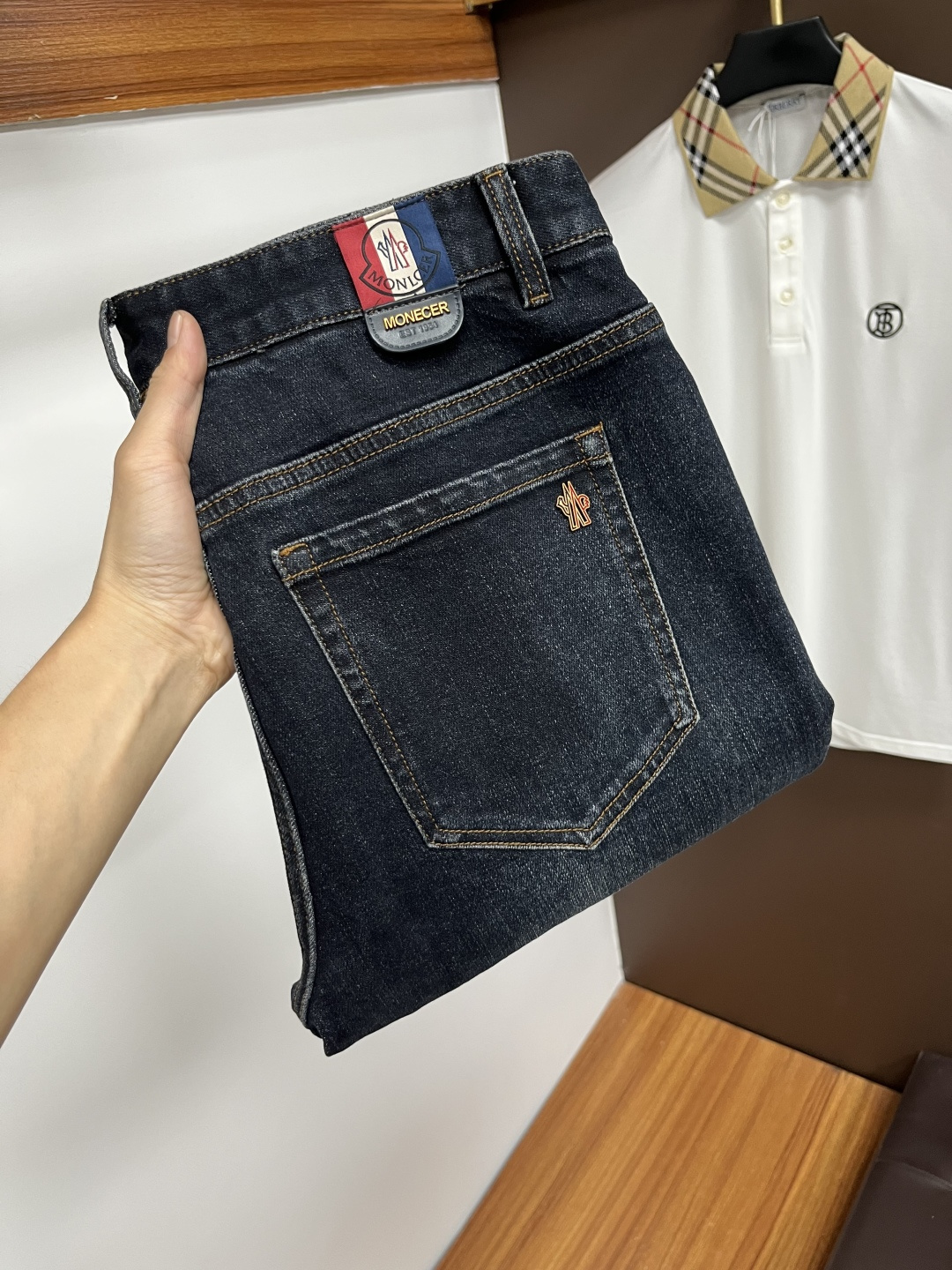 NO:565046,Mengkou 2025 autumn latest jeans, no pressure to go in and out of the store. Best-selling models in the counter. Shared taste and value. Very comfortable to wear. Low-key yet luxurious. Very classy to wear. Needless to say the trousers style and cut. The upper body is exquisite and vivid. Real first-class top quality. Really palace-level casual pants, using Turkish cotton. The most famous denim is produced. The quality is outstanding. After heavy washing, the pants are very soft. Straight-leg version.  Don't be picky, the upper body is absolutely stylish QD25 is extremely luxurious!  Size 29-38,,Moncler,jeans,alexander wang19860909蒙口 2025年秋季最新品牛仔裤出入专卖店无压力 专柜热销款 品味与价值共享 身穿着非常舒适 低调不失奢华 穿出去非常有档次,裤型款式和裁剪亦无需多言 上身精致跃然.真正一等一顶级质料 真正殿堂级的休闲裤,选用土耳其的棉花 生产出最有名的单宁布 品质卓然 经过重水洗使得裤子很柔软 直脚的版型 不挑人 上身绝对的有型 QD25 极度奢华！尺码29-38,,Moncler,jeans,alexander wang,Men's clothing