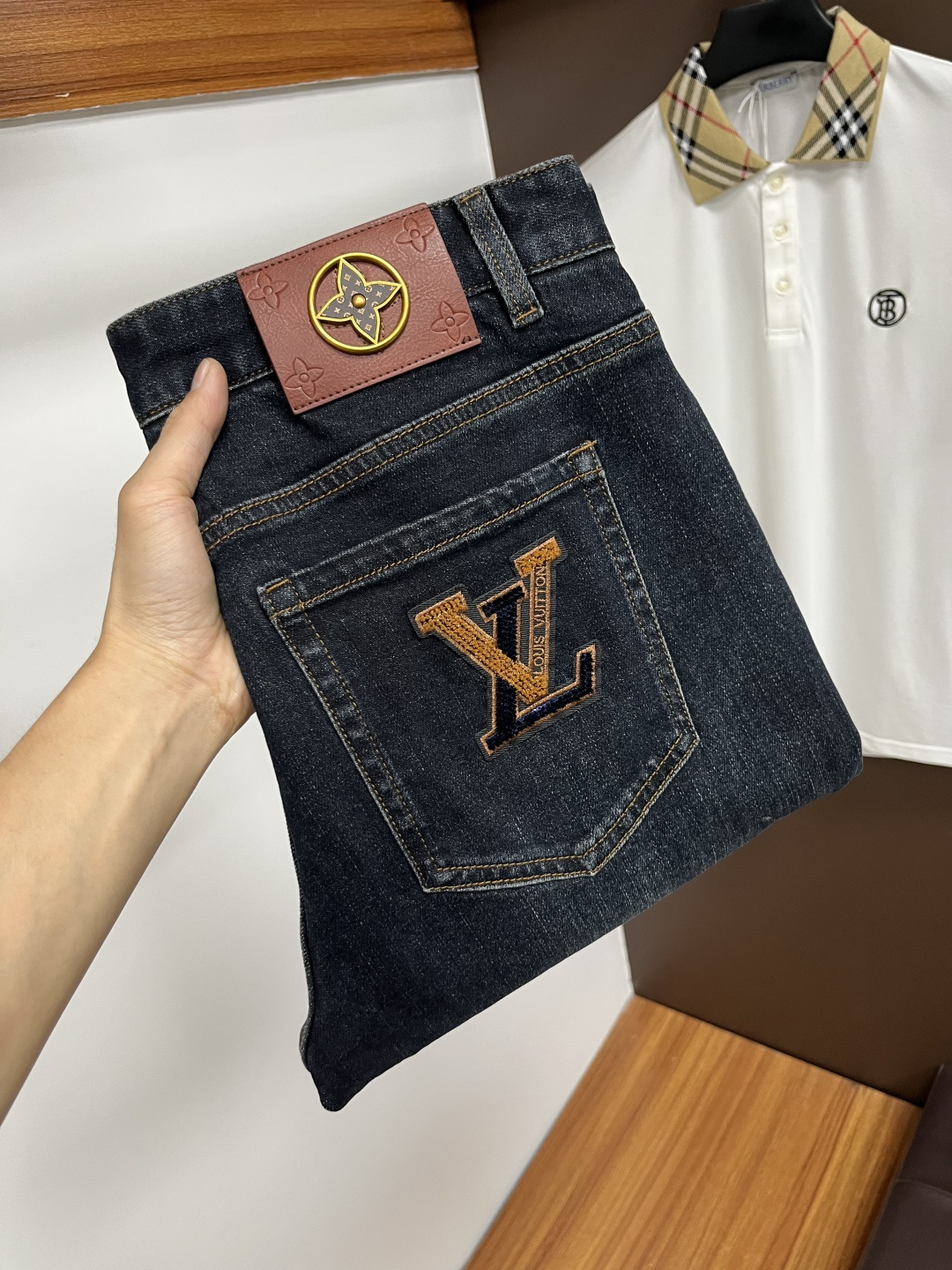 NO:565049,LV's latest 2025 autumn jeans are stress-free in and out of the store. Best-selling models in the counter. Taste and value are shared. Very comfortable to wear. Low-key yet luxurious. Very classy to wear. Needless to say the trousers style and cut. The upper body is exquisite and vivid. Real first-class top quality. Really top-level casual pants, using Turkish cotton. The most famous denim is produced. The quality is outstanding. After heavy washing, the pants are very soft. The straight-leg version is not picky.  The upper body is absolutely stylish QD25 is extremely luxurious!  Size 29-38,,louis vuitton,jeans,alexander wang19860909LV 2025年秋季最新品牛仔裤出入专卖店无压力 专柜热销款 品味与价值共享 身穿着非常舒适 低调不失奢华 穿出去非常有档次,裤型款式和裁剪亦无需多言 上身精致跃然.真正一等一顶级质料 真正殿堂级的休闲裤,选用土耳其的棉花 生产出最有名的单宁布 品质卓然 经过重水洗使得裤子很柔软 直脚的版型 不挑人 上身绝对的有型 QD25 极度奢华！尺码29-38,,louis vuitton,jeans,alexander wang,Men's clothing