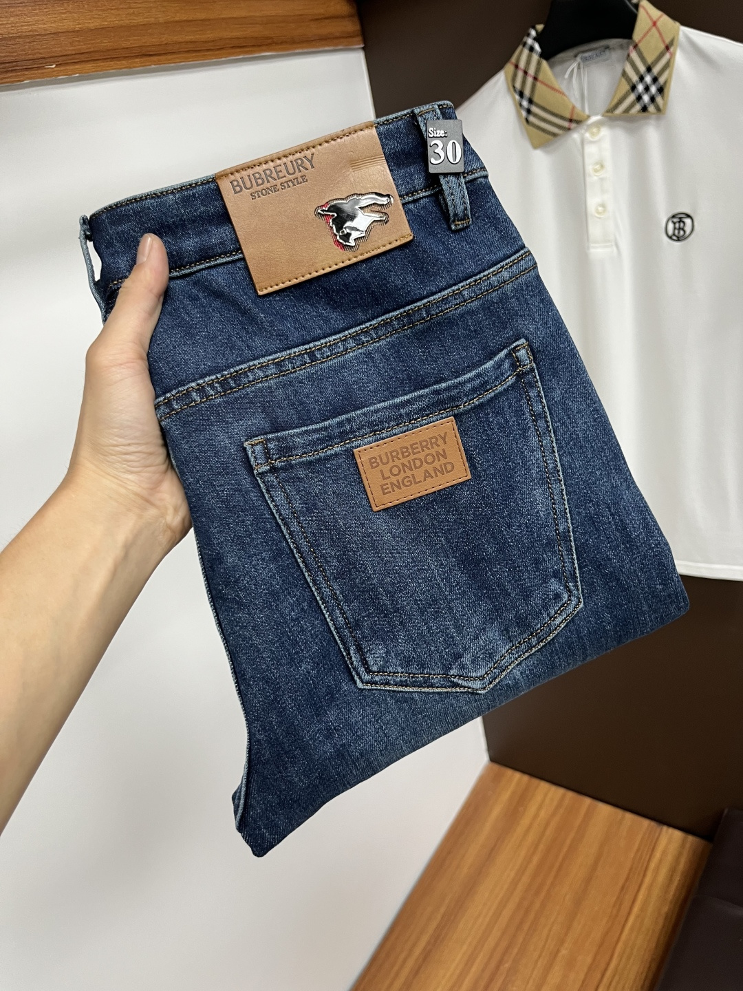 NO:566657,Burberry's latest autumn jeans are stress-free in and out of the store. The best-selling models in the counter share taste and value. They are very comfortable to wear. Low-key yet luxurious. They are very classy to wear. Needless to say the style and cut of the pants. The upper body is exquisite and vivid. Really first-class and top-quality materials. Really top-level casual pants, using Turkish cotton. The most famous denim is produced. The quality is outstanding. After heavy washing, the pants are very soft. The straight-leg shape is not picky.  The upper body is absolutely stylish QD25 is extremely luxurious!  Size 29-38,,burberry,jeans,alexander wang19860909巴宝莉 年秋季最新品牛仔裤出入专卖店无压力 专柜热销款 品味与价值共享 身穿着非常舒适 低调不失奢华 穿出去非常有档次,裤型款式和裁剪亦无需多言 上身精致跃然.真正一等一顶级质料 真正殿堂级的休闲裤,选用土耳其的棉花 生产出最有名的单宁布 品质卓然 经过重水洗使得裤子很柔软 直脚的版型 不挑人 上身绝对的有型 QD25 极度奢华！尺码29-38,,burberry,jeans,alexander wang,Men's clothing