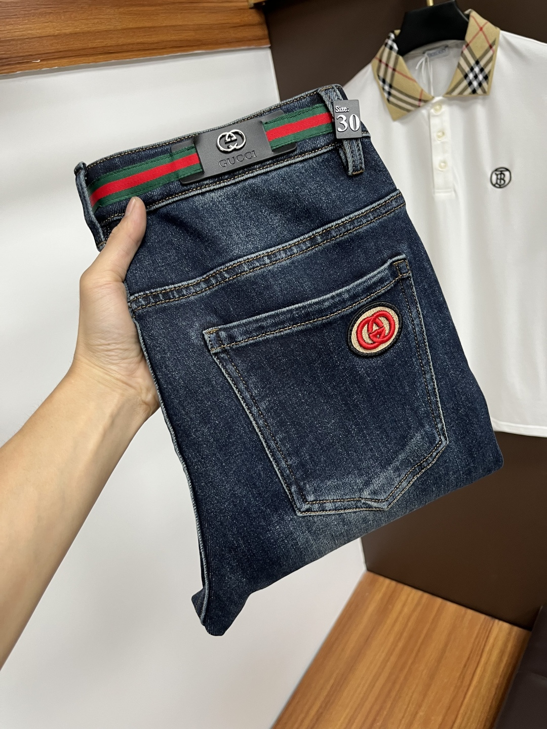 NO:566662,Gucci's latest autumn jeans are stress-free when entering and exiting the store. Best-selling models in the counter. Shared taste and value. Very comfortable to wear. Low-key yet luxurious. Very classy to wear. Needless to say the trousers style and cut. The upper body is exquisite and vivid. Really first-class and top-quality materials. Really top-level casual pants, using Turkish cotton. The most famous denim is produced. The quality is outstanding. After heavy washing, the pants are very soft. The straight-leg version is not picky.  The upper body is absolutely stylish QD25 is extremely luxurious!  Size 29-38,,jeans,alexander wang19860909古奇 年秋季最新品牛仔裤出入专卖店无压力 专柜热销款 品味与价值共享 身穿着非常舒适 低调不失奢华 穿出去非常有档次,裤型款式和裁剪亦无需多言 上身精致跃然.真正一等一顶级质料 真正殿堂级的休闲裤,选用土耳其的棉花 生产出最有名的单宁布 品质卓然 经过重水洗使得裤子很柔软 直脚的版型 不挑人 上身绝对的有型 QD25 极度奢华！尺码29-38,,jeans,alexander wang,Men's clothing