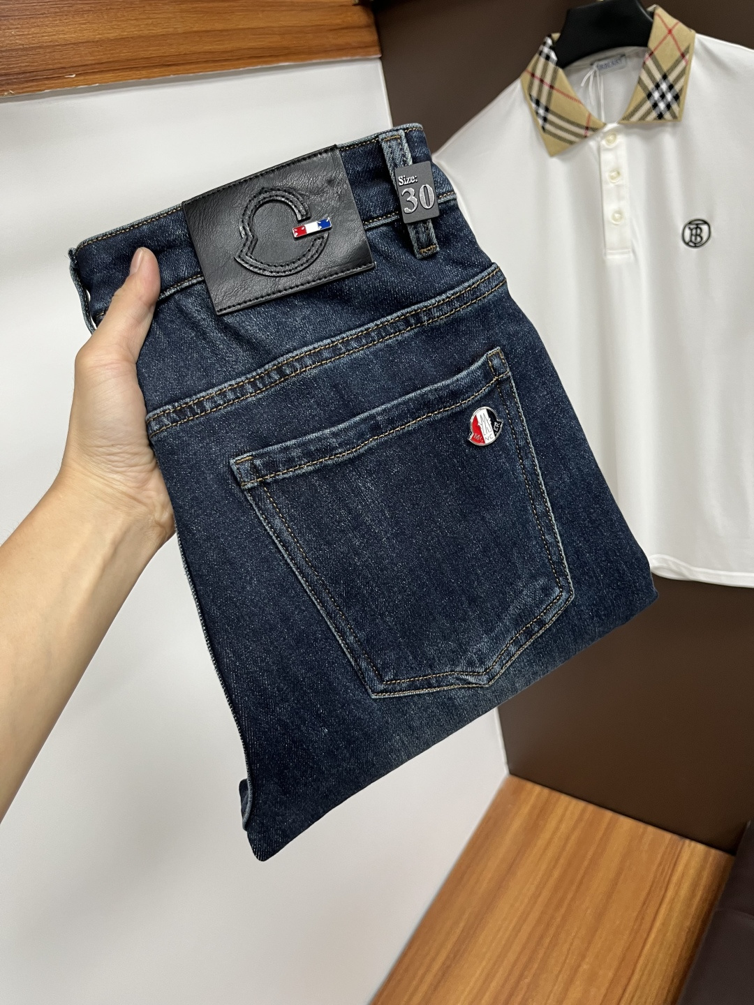 NO:566672,Mengkou's latest autumn jeans are stress-free when entering and leaving the store. Best-selling models in the counter. Taste and value are shared. Very comfortable to wear. Low-key yet luxurious. Very classy to wear. Needless to say the trousers style and cut. The upper body is exquisite and vivid. Really first-class and top-quality materials. Really top-level casual pants, using Turkish cotton. The most famous denim fabric is produced. The quality is outstanding. After heavy washing, the pants are very soft. The straight-leg version is not picky.  The upper body is absolutely stylish QD25 is extremely luxurious!  Size 29-38,,Moncler,jeans,alexander wang19860909蒙口 年秋季最新品牛仔裤出入专卖店无压力 专柜热销款 品味与价值共享 身穿着非常舒适 低调不失奢华 穿出去非常有档次,裤型款式和裁剪亦无需多言 上身精致跃然.真正一等一顶级质料 真正殿堂级的休闲裤,选用土耳其的棉花 生产出最有名的单宁布 品质卓然 经过重水洗使得裤子很柔软 直脚的版型 不挑人 上身绝对的有型 QD25 极度奢华！尺码29-38,,Moncler,jeans,alexander wang,Men's clothing