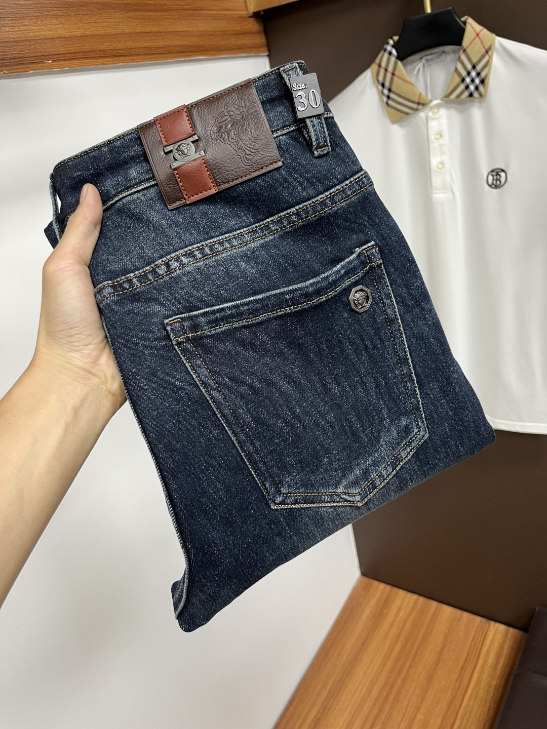 NO:566677,Versace's latest autumn jeans are stress-free to enter and leave the store. Best-selling models in the counter. Taste and value are shared. Very comfortable to wear. Low-key yet luxurious. Very classy to wear. Needless to say the trousers style and cut. The upper body is exquisite and vivid. Really first-class top quality. Really top-level casual pants, using Turkish cotton. The most famous denim is produced. The quality is outstanding. After heavy washing, the pants are very soft. The straight-leg version is not picky.  The upper body is absolutely stylish QD25 is extremely luxurious!  Size 29-38,,versace,jeans,alexander wang19860909范思哲 年秋季最新品牛仔裤出入专卖店无压力 专柜热销款 品味与价值共享 身穿着非常舒适 低调不失奢华 穿出去非常有档次,裤型款式和裁剪亦无需多言 上身精致跃然.真正一等一顶级质料 真正殿堂级的休闲裤,选用土耳其的棉花 生产出最有名的单宁布 品质卓然 经过重水洗使得裤子很柔软 直脚的版型 不挑人 上身绝对的有型 QD25 极度奢华！尺码29-38,,versace,jeans,alexander wang,Men's clothing