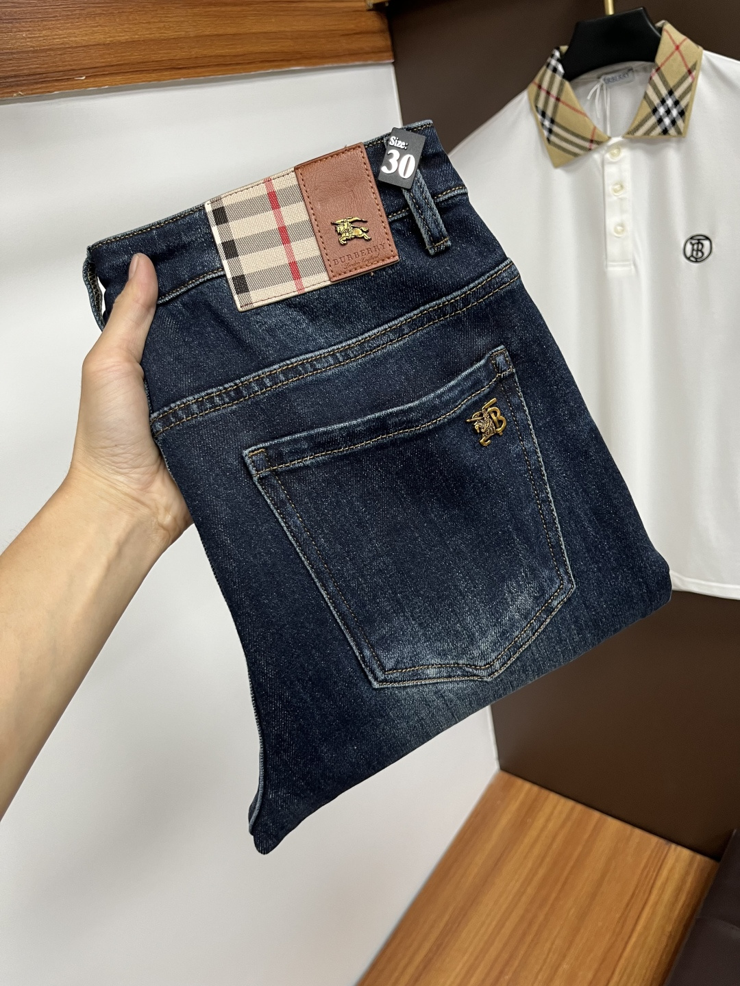 NO:647603,Burberry's 2025 autumn latest jeans are stress-free when entering and leaving the store. Best-selling models in the counter. Taste and value are shared. Very comfortable to wear. Low-key yet luxurious. Very classy to wear. Needless to say the trousers style and cut. The upper body is exquisite and vivid. Real first-class top quality. Really palace-level casual pants, using Turkish cotton to produce the most famous denim. Excellent quality. Heavy washing makes the pants very soft. Straight-footed version.  Don't be picky, the upper body is absolutely stylish QD25 is extremely luxurious!  Size 29-38,,burberry,jeans,alexander wang19860909巴宝莉 2025年秋季最新品牛仔裤出入专卖店无压力 专柜热销款 品味与价值共享 身穿着非常舒适 低调不失奢华 穿出去非常有档次,裤型款式和裁剪亦无需多言 上身精致跃然.真正一等一顶级质料 真正殿堂级的休闲裤,选用土耳其的棉花 生产出最有名的单宁布 品质卓然 经过重水洗使得裤子很柔软 直脚的版型 不挑人 上身绝对的有型 QD25 极度奢华！尺码29-38,,burberry,jeans,alexander wang,Men's clothing