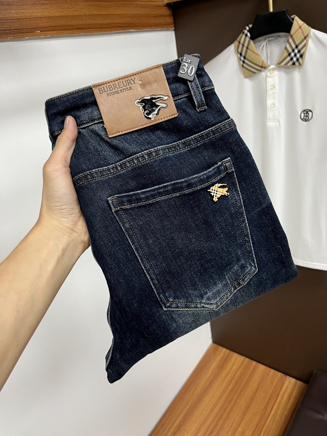 NO:566681,Burberry's latest autumn jeans are stress-free in and out of the store. The best-selling models in the counter share taste and value. They are very comfortable to wear. Low-key yet luxurious. They are very classy to wear. Needless to say the style and cut of the pants. The upper body is exquisite and vivid. Really first-class and top-quality materials. Really top-level casual pants, using Turkish cotton. The most famous denim is produced. The quality is outstanding. After heavy washing, the pants are very soft. The straight-leg shape is not picky.  The upper body is absolutely stylish QD25 is extremely luxurious!  Size 29-38,,burberry,jeans,alexander wang19860909巴宝莉 年秋季最新品牛仔裤出入专卖店无压力 专柜热销款 品味与价值共享 身穿着非常舒适 低调不失奢华 穿出去非常有档次,裤型款式和裁剪亦无需多言 上身精致跃然.真正一等一顶级质料 真正殿堂级的休闲裤,选用土耳其的棉花 生产出最有名的单宁布 品质卓然 经过重水洗使得裤子很柔软 直脚的版型 不挑人 上身绝对的有型 QD25 极度奢华！尺码29-38,,burberry,jeans,alexander wang,Men's clothing