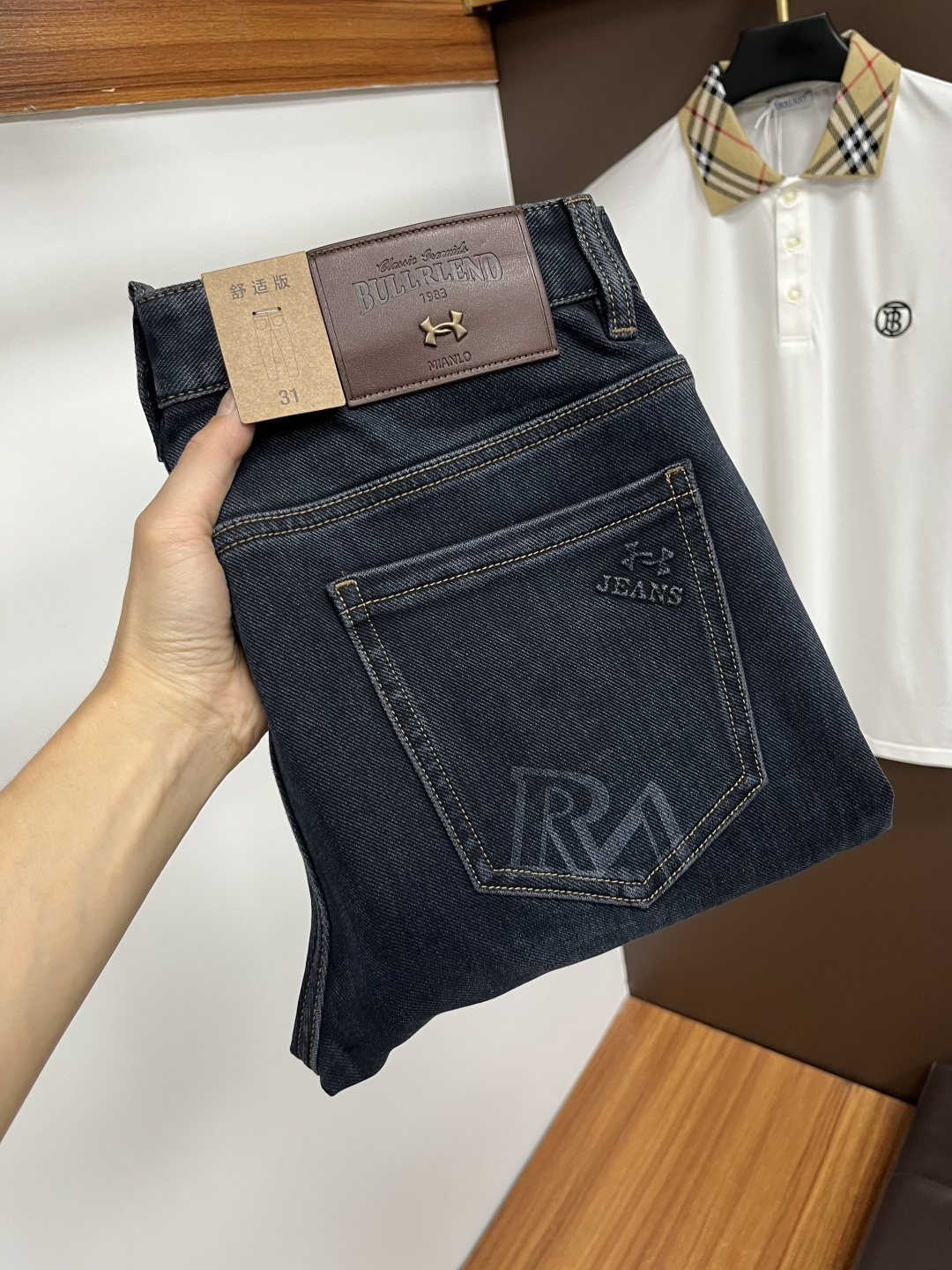 NO:566689,Balenciaga's latest autumn jeans are stress-free to enter and leave the store. Best-selling models in the counter. Shared taste and value. Very comfortable to wear. Low-key yet luxurious. Very classy to wear. Needless to say the trousers style and cut. The upper body is exquisite and vivid. Really first-class and top-quality materials. Really top-level casual pants, using Turkish cotton. The most famous denim fabric is produced. The quality is outstanding. After heavy washing, the pants are very soft. The straight-leg version is not picky.  The upper body is absolutely stylish QD25 is extremely luxurious!  Size 29-38,,balenciaga,jeans,alexander wang19860909巴黎世家 年秋季最新品牛仔裤出入专卖店无压力 专柜热销款 品味与价值共享 身穿着非常舒适 低调不失奢华 穿出去非常有档次,裤型款式和裁剪亦无需多言 上身精致跃然.真正一等一顶级质料 真正殿堂级的休闲裤,选用土耳其的棉花 生产出最有名的单宁布 品质卓然 经过重水洗使得裤子很柔软 直脚的版型 不挑人 上身绝对的有型 QD25 极度奢华！尺码29-38,,balenciaga,jeans,alexander wang,Men's clothing