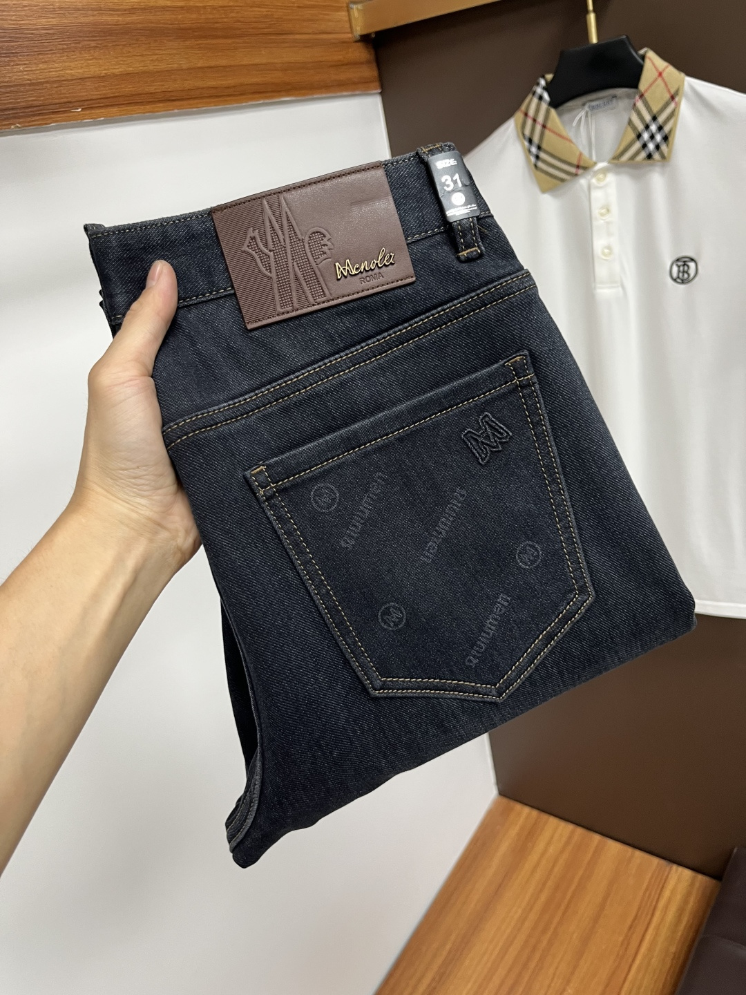 NO:566693,Mengkou's latest autumn jeans are stress-free when entering and leaving the store. Best-selling models in the counter. Taste and value are shared. Very comfortable to wear. Low-key yet luxurious. Very classy to wear. Needless to say the trousers style and cut. The upper body is exquisite and vivid. Really first-class and top-quality materials. Really top-level casual pants, using Turkish cotton. The most famous denim is produced. The quality is outstanding. After heavy washing, the pants are very soft. The straight-leg version is not picky.  The upper body is absolutely stylish QD25 is extremely luxurious!  Size 29-38,,Moncler,jeans,alexander wang19860909蒙口 年秋季最新品牛仔裤出入专卖店无压力 专柜热销款 品味与价值共享 身穿着非常舒适 低调不失奢华 穿出去非常有档次,裤型款式和裁剪亦无需多言 上身精致跃然.真正一等一顶级质料 真正殿堂级的休闲裤,选用土耳其的棉花 生产出最有名的单宁布 品质卓然 经过重水洗使得裤子很柔软 直脚的版型 不挑人 上身绝对的有型 QD25 极度奢华！尺码29-38,,Moncler,jeans,alexander wang,Men's clothing