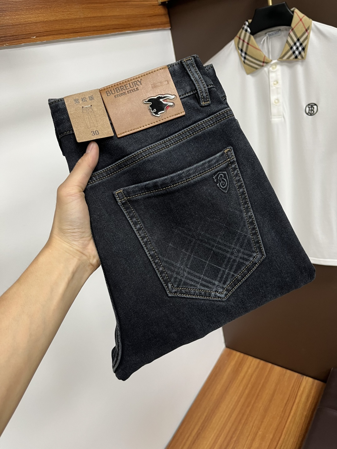 NO:568713,Burberry's 2025 autumn latest jeans are stress-free when entering and leaving the store. Best-selling models in the counter. Taste and value are shared. Very comfortable to wear. Low-key yet luxurious. Very classy to wear. Needless to say the trousers style and cut. The upper body is exquisite and vivid. Real first-class top quality. Really palace-level casual pants, using Turkish cotton to produce the most famous denim. Excellent quality. Heavy washing makes the pants very soft. Straight-footed version.  Don't be picky, the upper body is absolutely stylish QD25 is extremely luxurious!  Size 29-38,,burberry,jeans,alexander wang19860909巴宝莉 2025年秋季最新品牛仔裤出入专卖店无压力 专柜热销款 品味与价值共享 身穿着非常舒适 低调不失奢华 穿出去非常有档次,裤型款式和裁剪亦无需多言 上身精致跃然.真正一等一顶级质料 真正殿堂级的休闲裤,选用土耳其的棉花 生产出最有名的单宁布 品质卓然 经过重水洗使得裤子很柔软 直脚的版型 不挑人 上身绝对的有型 QD25 极度奢华！尺码29-38,,burberry,jeans,alexander wang,Men's clothing